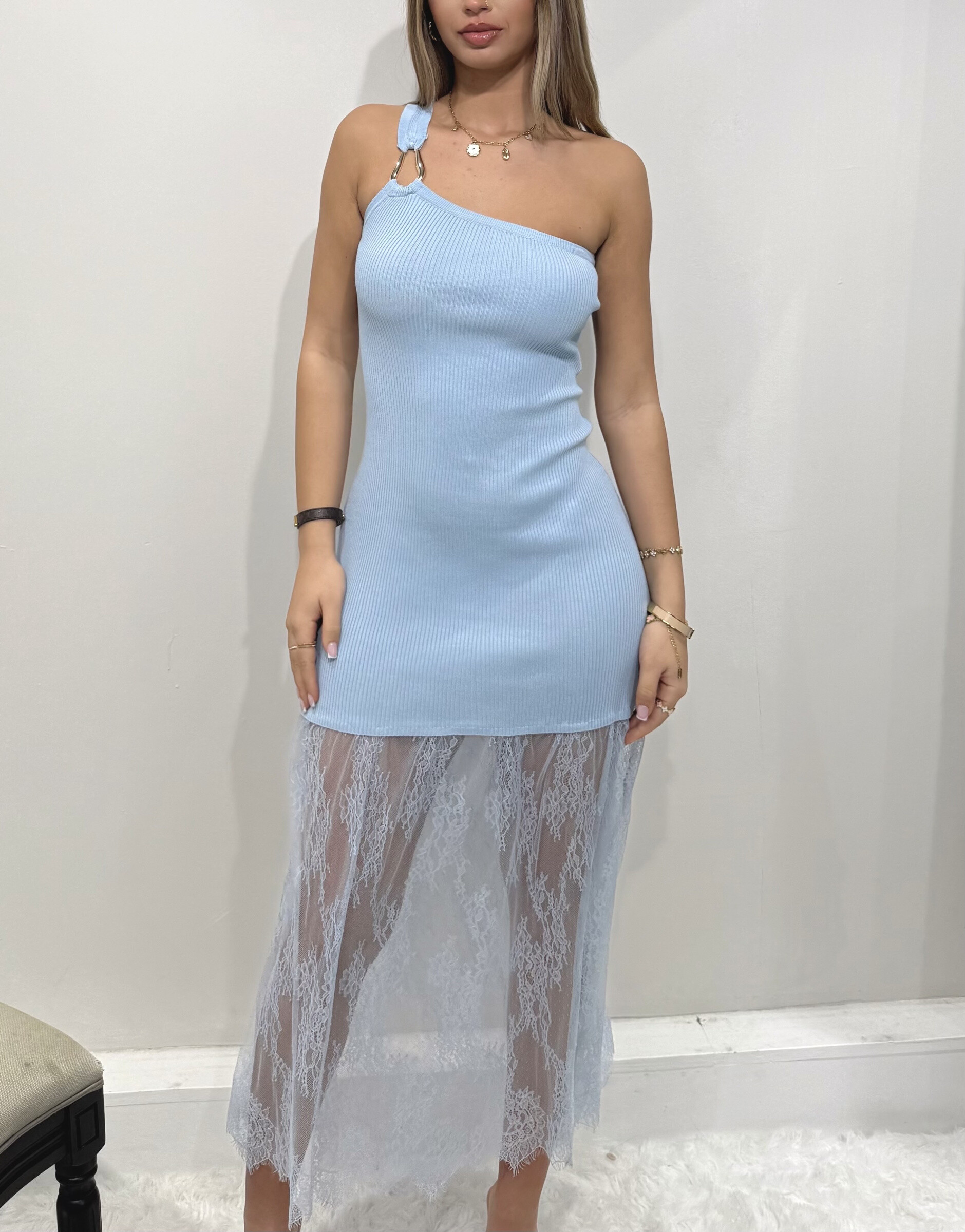 Grossista Soy & Co - Un vestito a spalla e pizzo