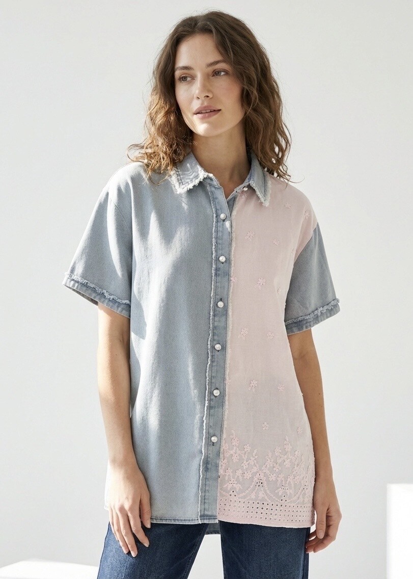 Grossiste STELLA - Chemise en denim patchwork, broderie en dentelle à œillets, haut en denim bicolore, chemisier à boutons en perles