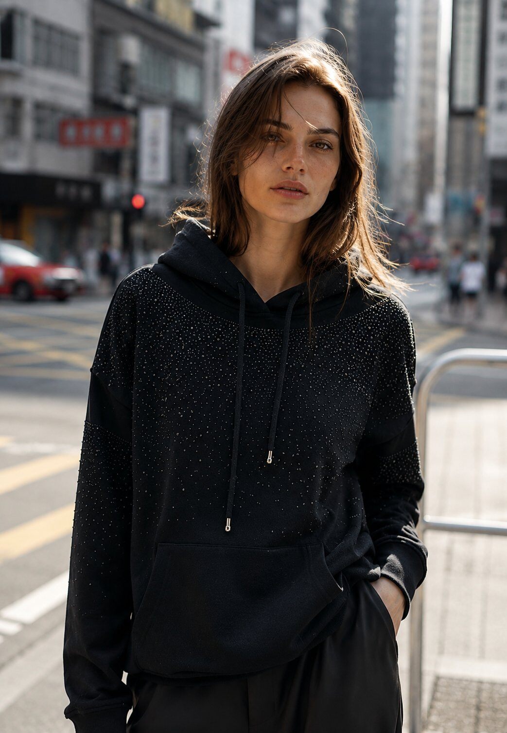 Grossiste STELLA - Sweat à capuche orné de strass