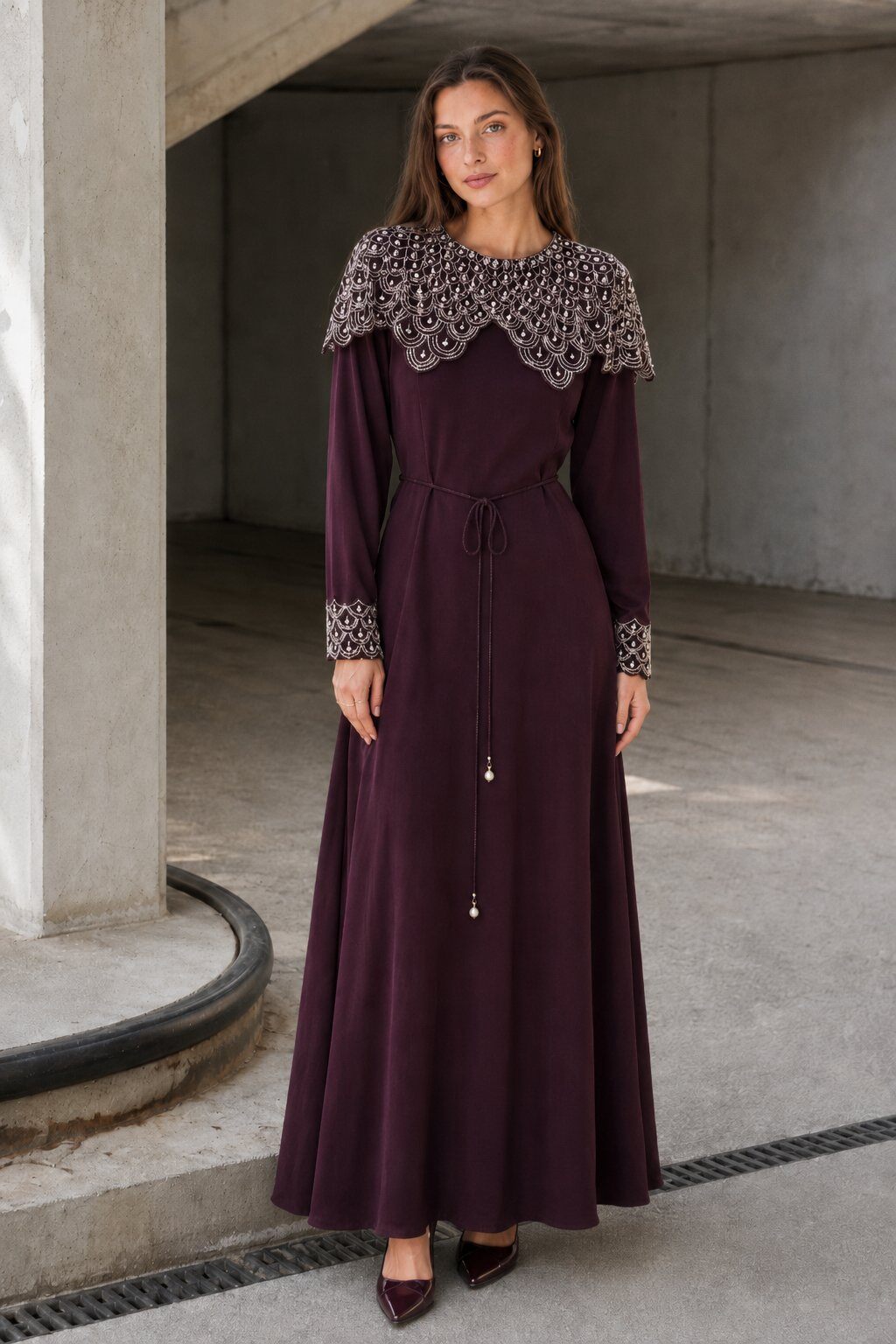 Grossiste STELLA - Robe longue à col cape brodé et taille nouée