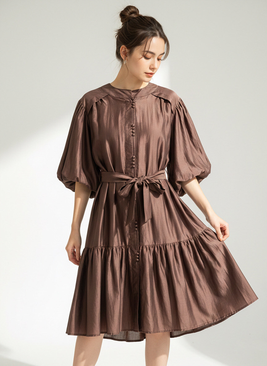 Grossiste STELLA - Robe midi sophistiquée d'inspiration Hepburn, avec jupe ample, manches cloche, taille ajustée et patte de boutonnage.