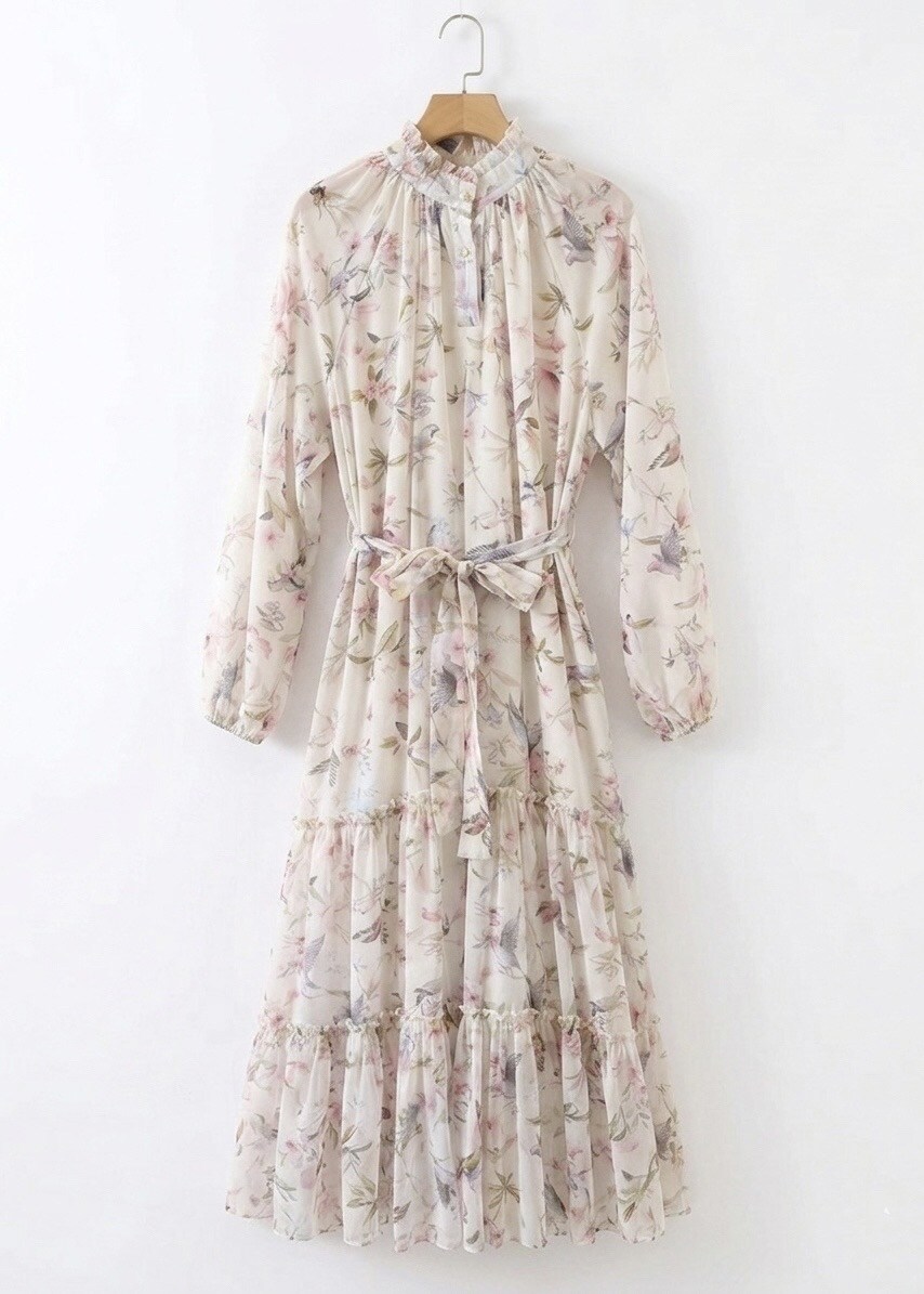 Grossiste STELLA - Robe Maxi Fleurie Bohème à Volants | Robe Longue Fluide à Manches Bouffantes et Col Montant avec Ceinture pour Femme Chic