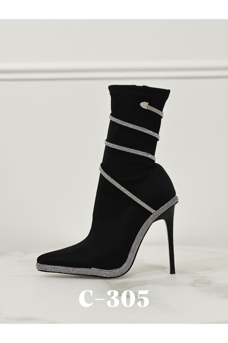 Großhändler Stephan Paris - Sockenstiefel aus Strick und Kristallen