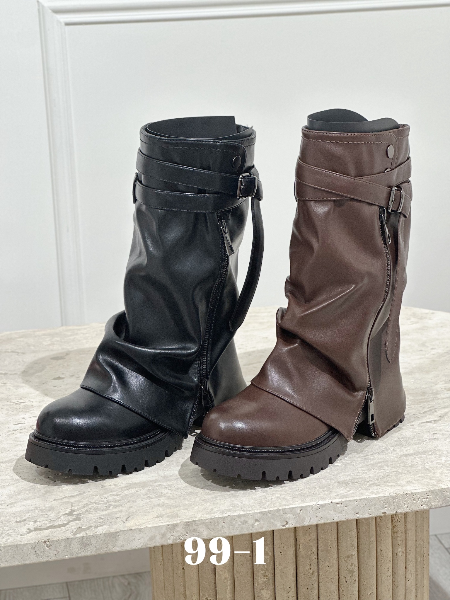 Großhändler Stephan Paris - Flache Stiefel aus weichem Kunstleder mit Rüschen-Effekt
