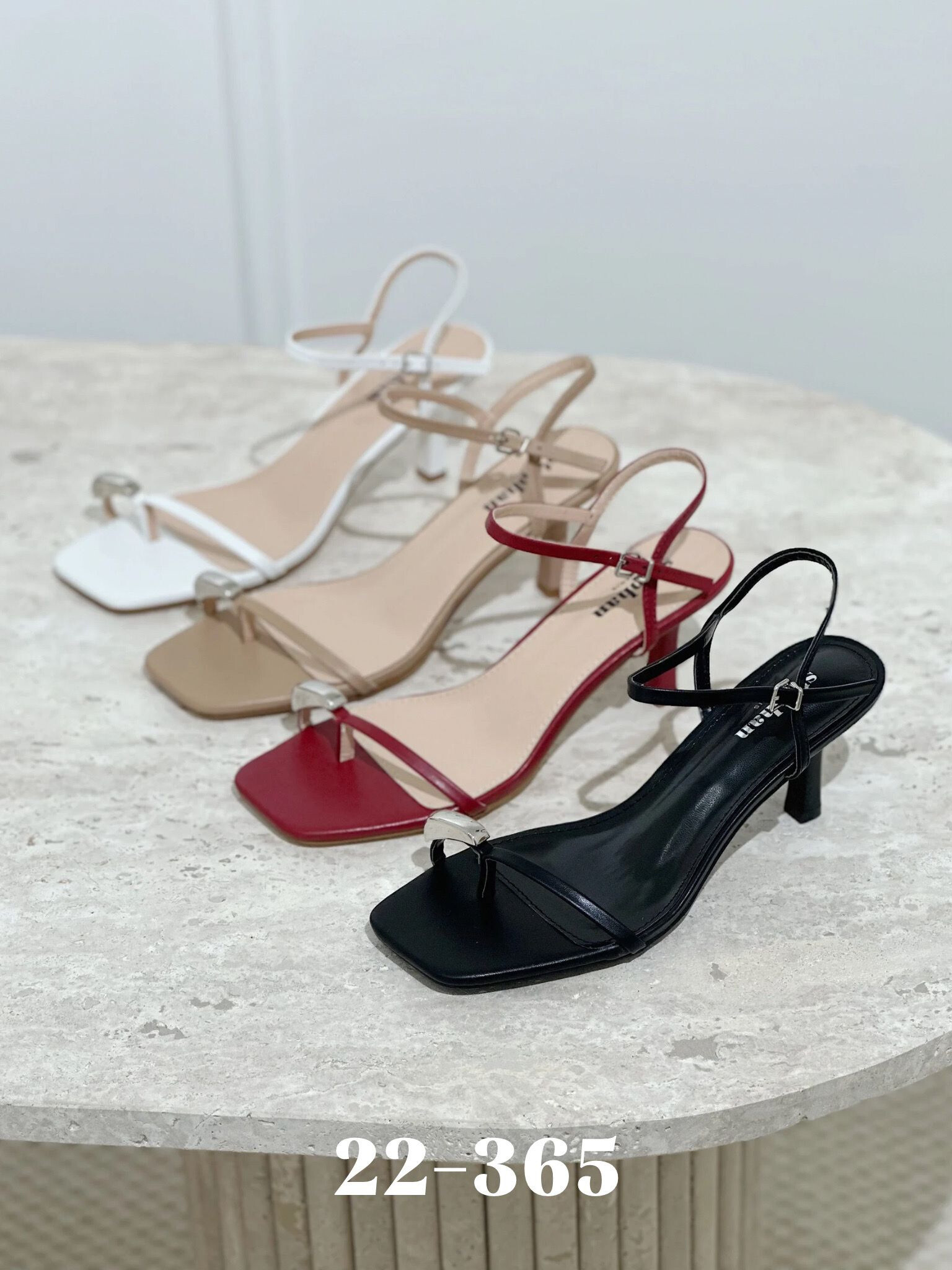 Wholesaler Stephan Paris - Minimalist stylish sandals