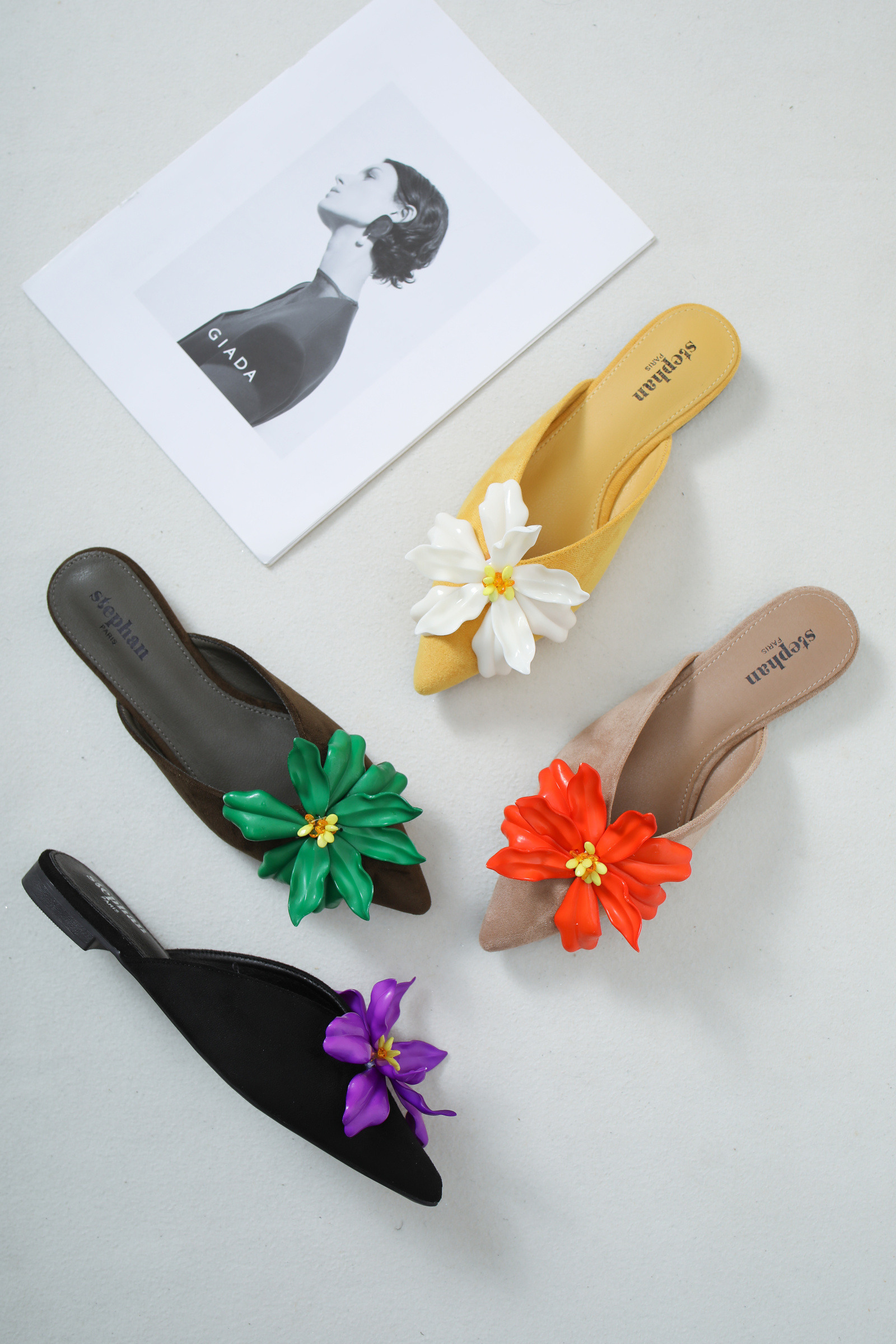 Mayorista Stephan Paris - Mule puntiagudo con flor XL colorida