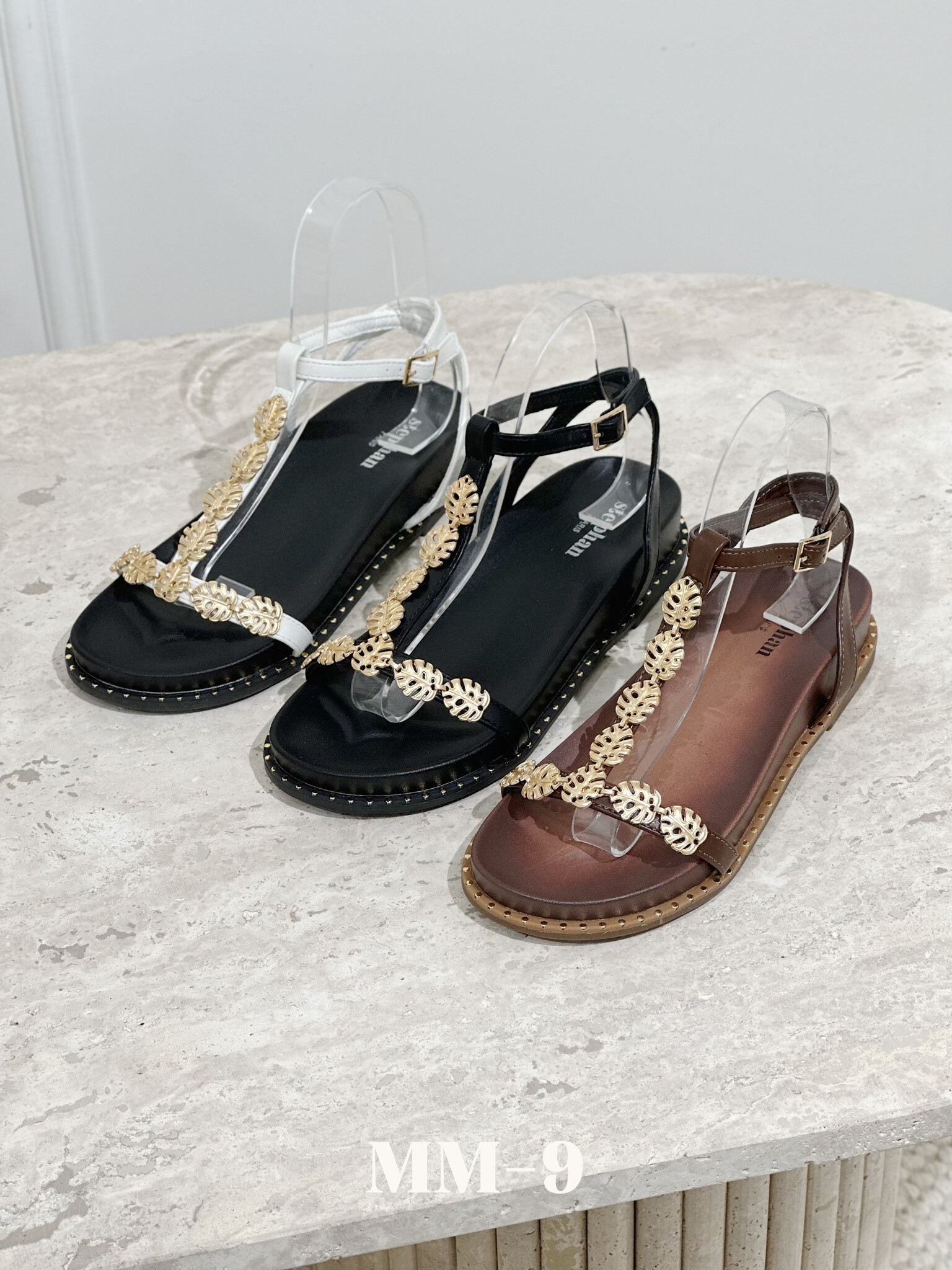Grossiste Stephan Paris - Sandales plates en simili cuir avec détails dorés