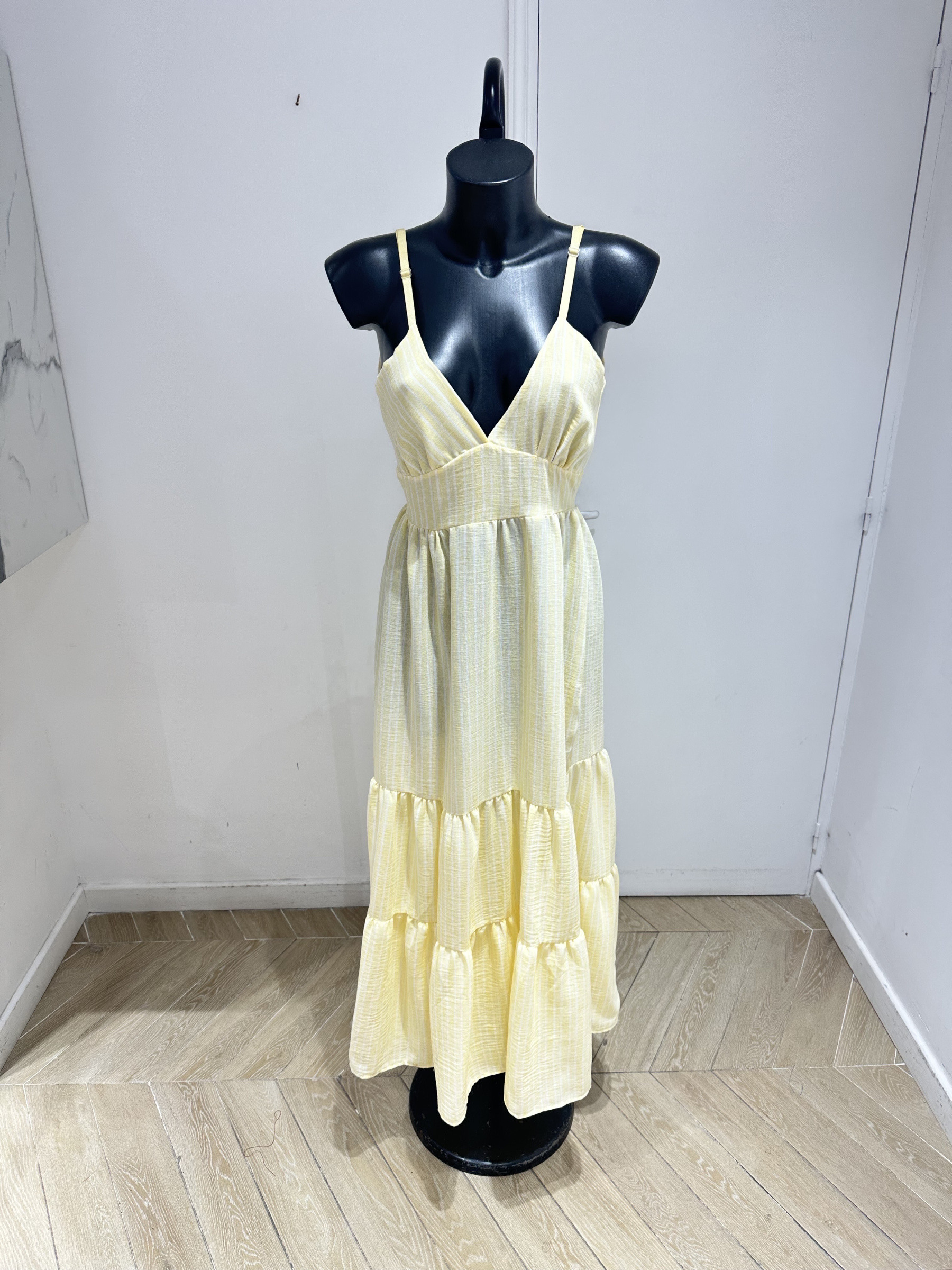 Grossiste Studio170 - ROBE LONGUE À RAYURES À VOLANTS ET BRETELLES