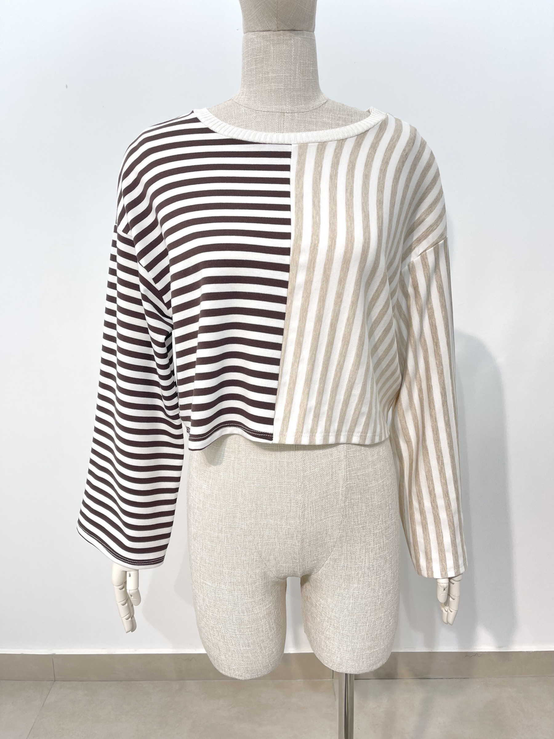 Grossiste Studio170 - TOP COURT EN MAILLE À RAYURES ASYMÉTRIQUES