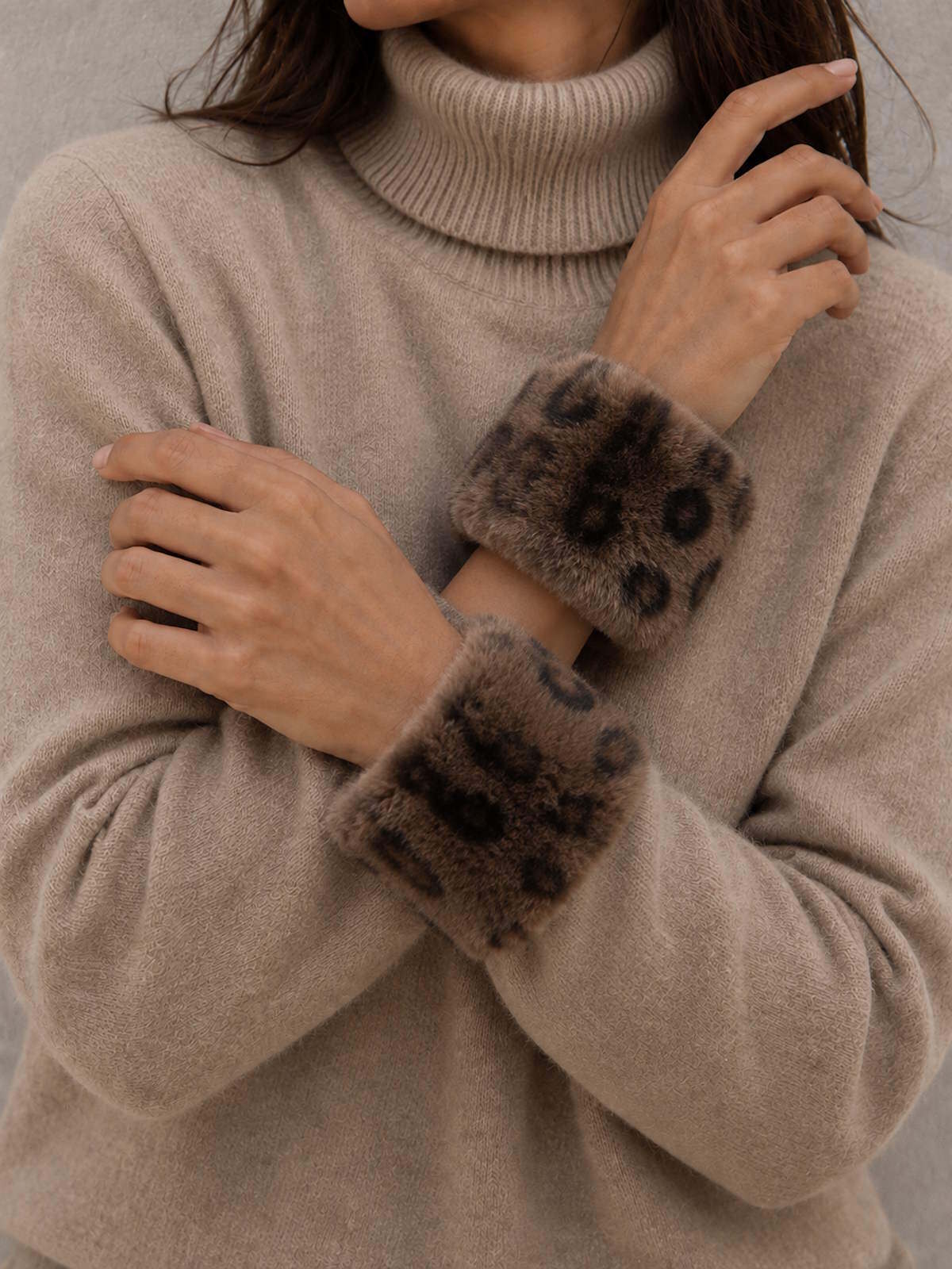 Großhändler Suie Valentini - Plüschiges Kunstfell-Handgelenkbündchen, Herbst/Winter, Art. XY-08.532