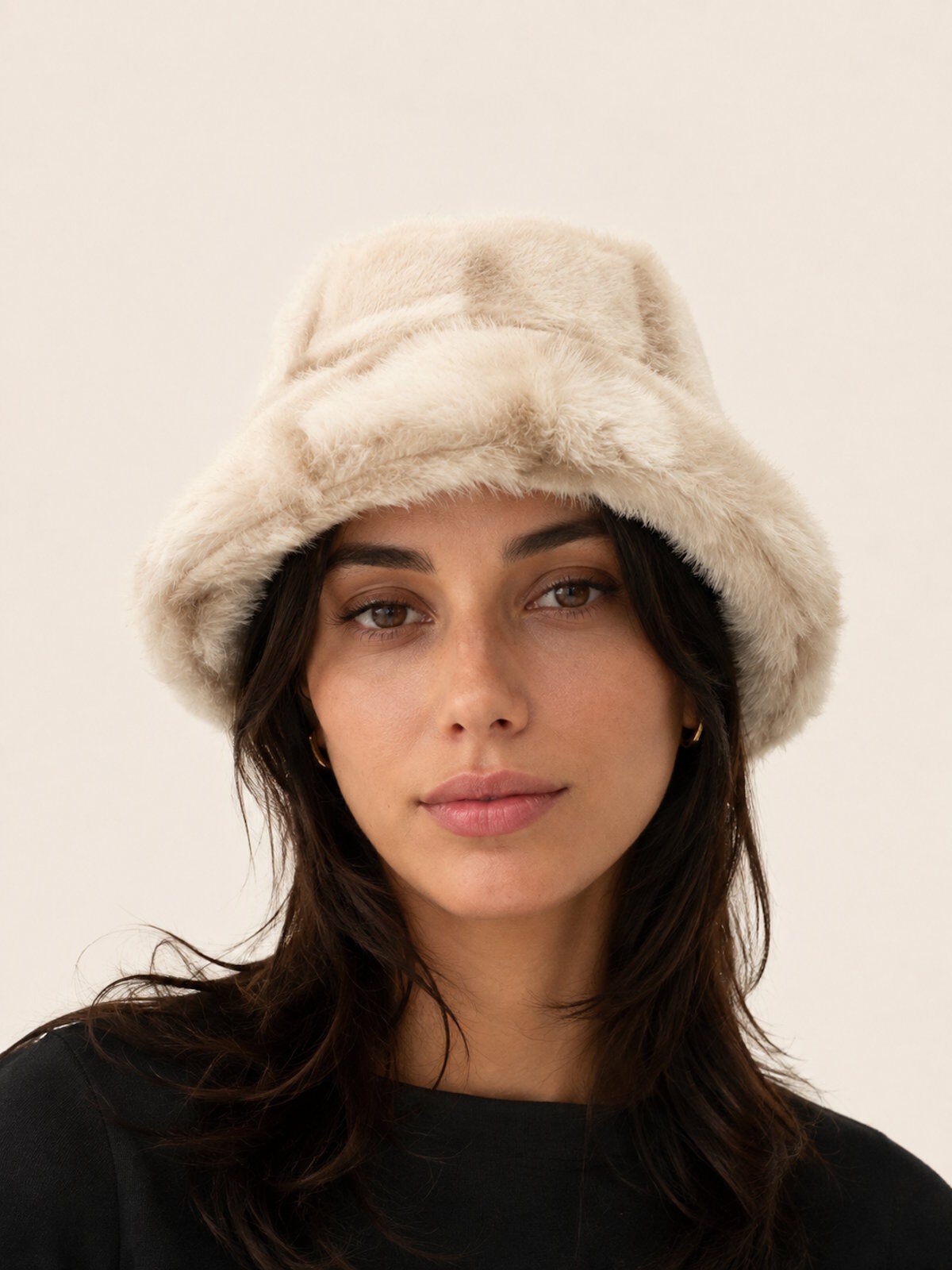 Grossista Suie Valentini - Cappello a secchiello in pelliccia sintetica peluche, Autunno/Inverno, Art. MZ-2617.532