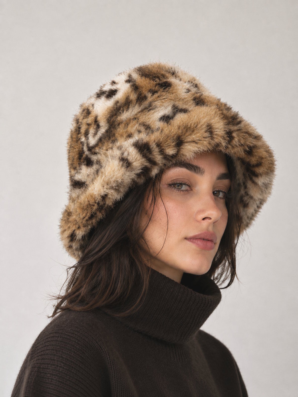 Grossista Suie Valentini - Cappello a secchiello in pelliccia sintetica con stampa leopardata, Autunno/Inverno, Art. MZ-2626.532