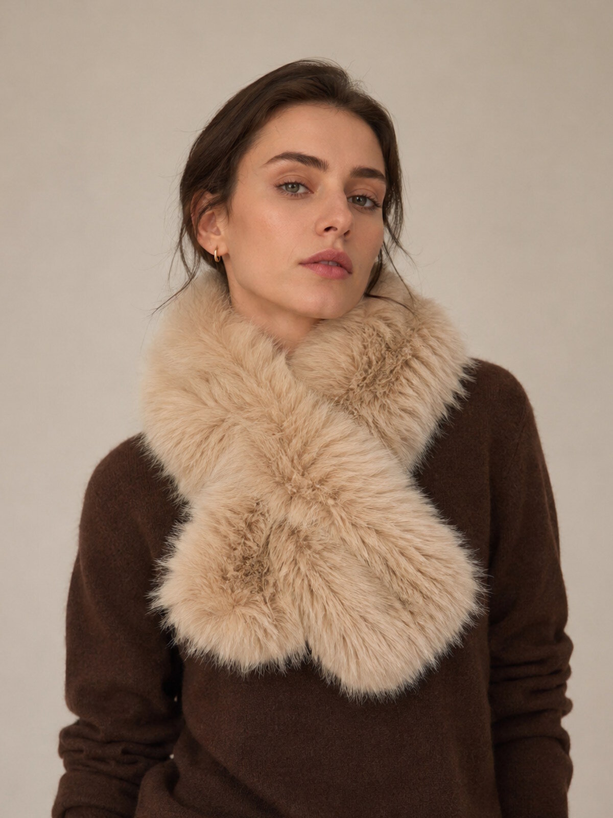 Wholesaler Suie Valentini - Plush Faux Fur Crossover Scarf, Fall/Winter, Art. XY-11.532