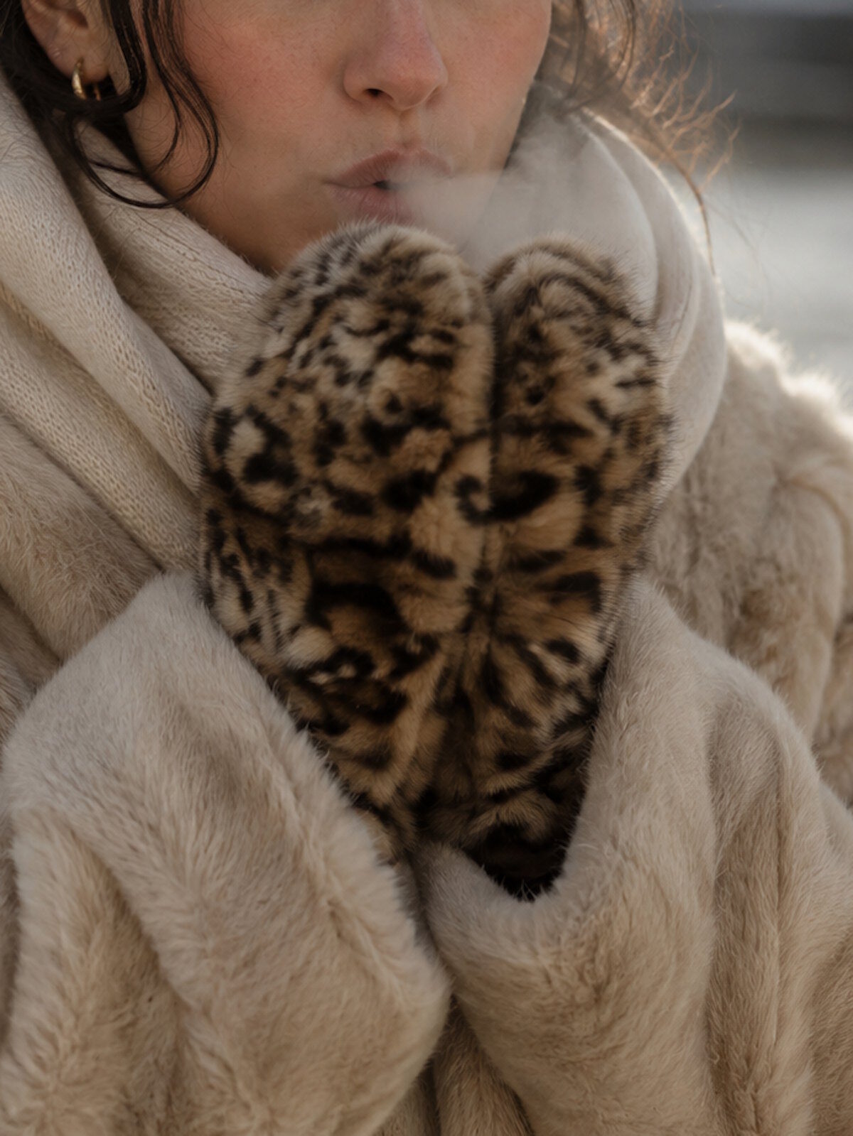 Grossista Suie Valentini - Muffole in pelliccia sintetica leopardata oversize, Autunno/Inverno, Art. MZ-2627.532