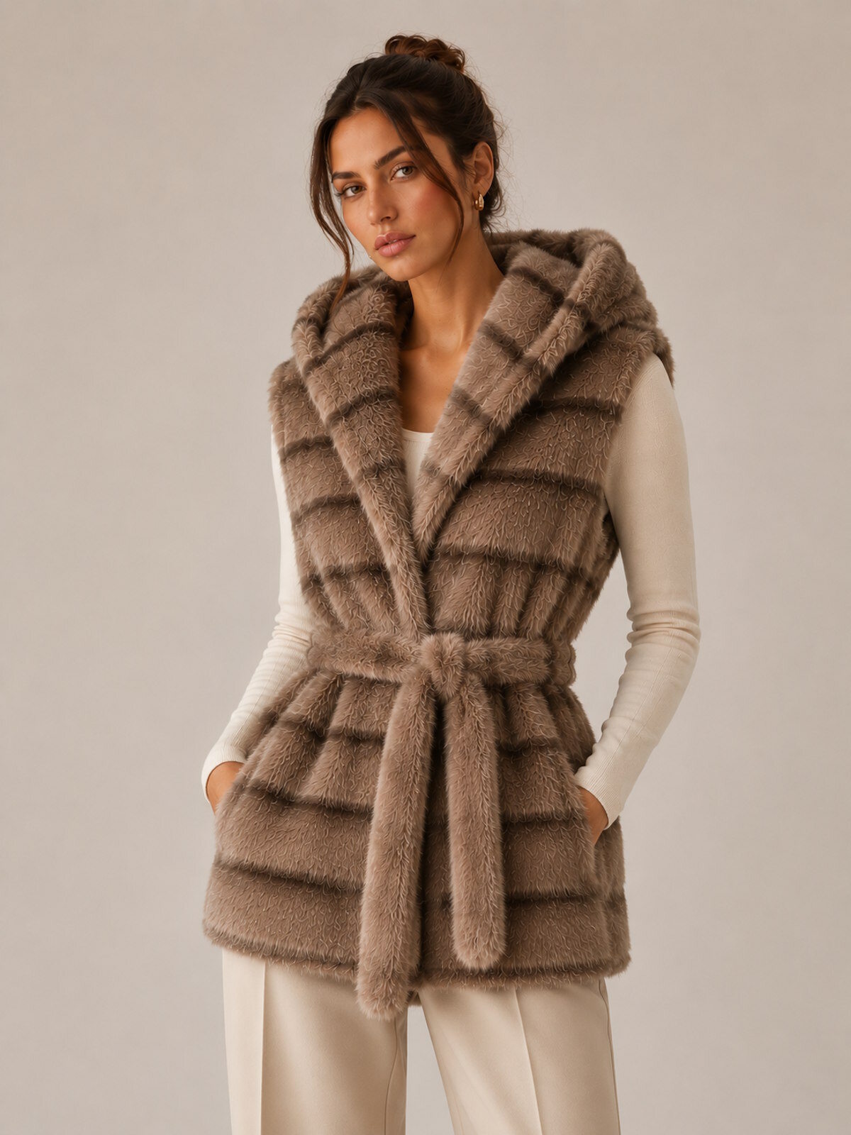 Grossiste Suie Valentini - Gilet Long en Fausse Fourrure avec Capuche et Ceinture, Automne/Hiver