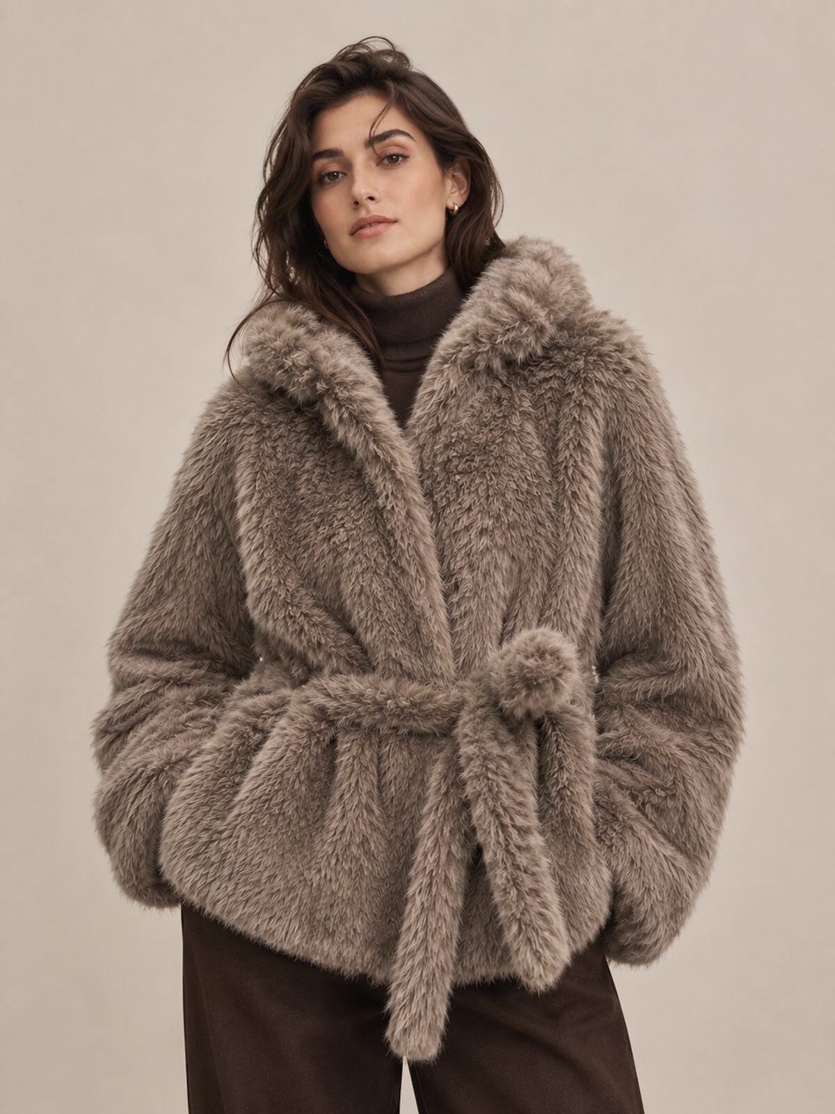 Grossiste Suie Valentini - Veste Ceinturée à Capuche en Fausse Fourrure Douce, Automne/Hiver