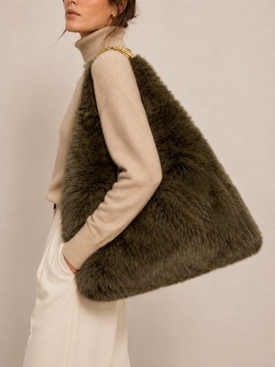 Grossista Suie Valentini - Borsa a spalla hobo in finta pelliccia peluche, Autunno/Inverno, Art. YH-26123.532 Grossista Suie Valentini - Borsa a spalla hobo in finta pelliccia peluche, Autunno/Inverno, Art. YH-26123.532