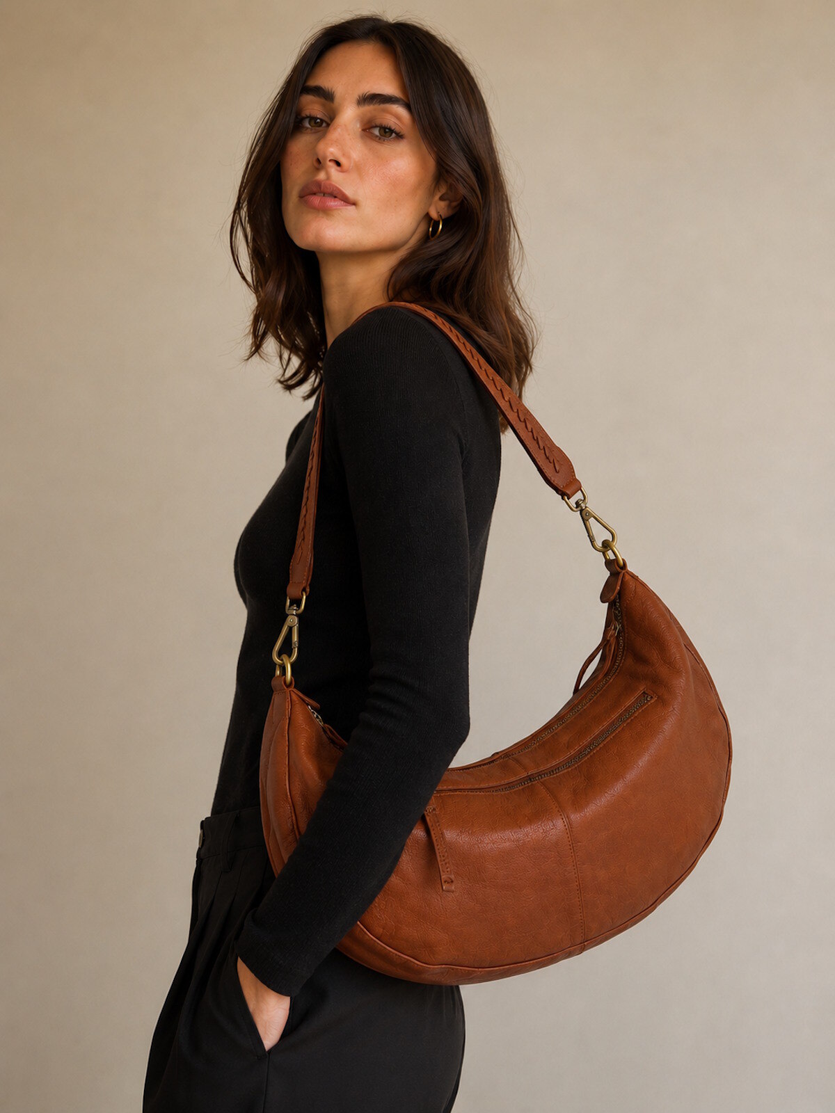 Mayorista Suie Valentini - Bolso Hobo de Cuero Auténtico en Forma de Media Luna