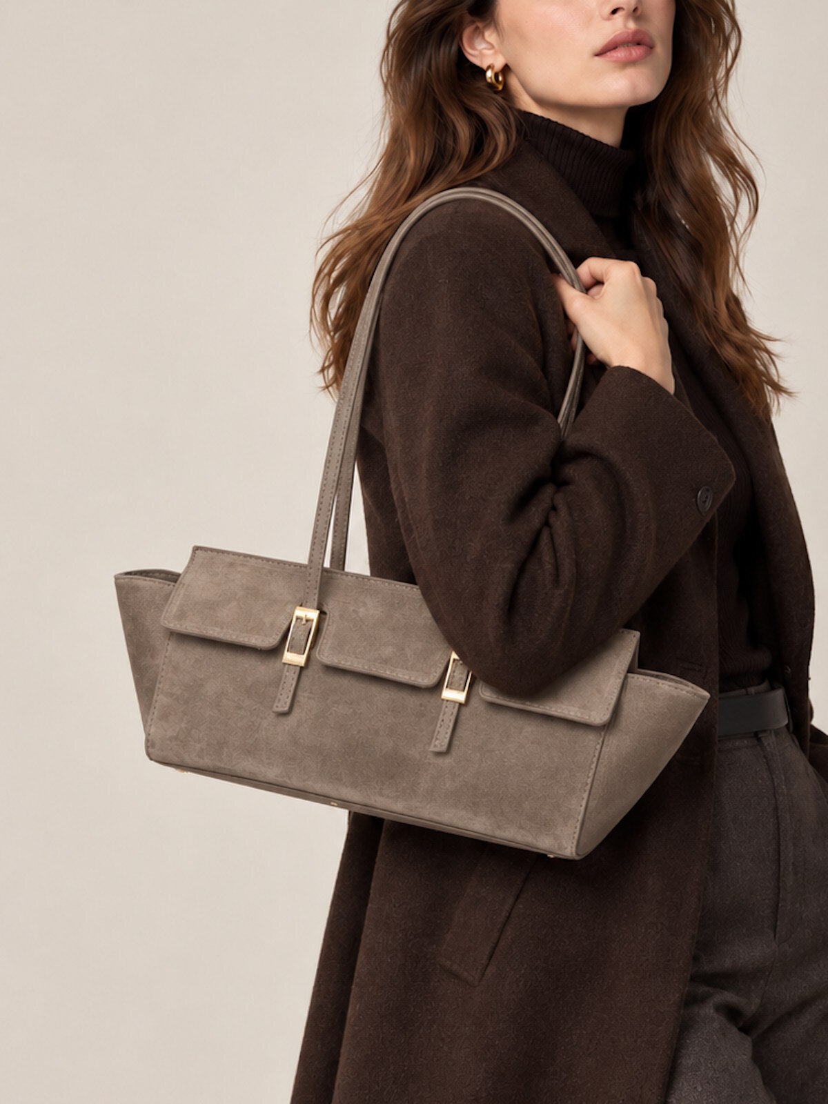 Grossista Suie Valentini - Borsa tote in camoscio da donna stile East-West con dettaglio a doppia fibbia, Made in Italy
