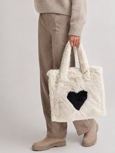 Grossista Suie Valentini - Borsa Tote in Finta Pelliccia Morbida a Forma di Cuore, Autunno/Inverno, Art. YH-26124.532 Grossista Suie Valentini - Borsa Tote in Finta Pelliccia Morbida a Forma di Cuore, Autunno/Inverno, Art. YH-26124.532