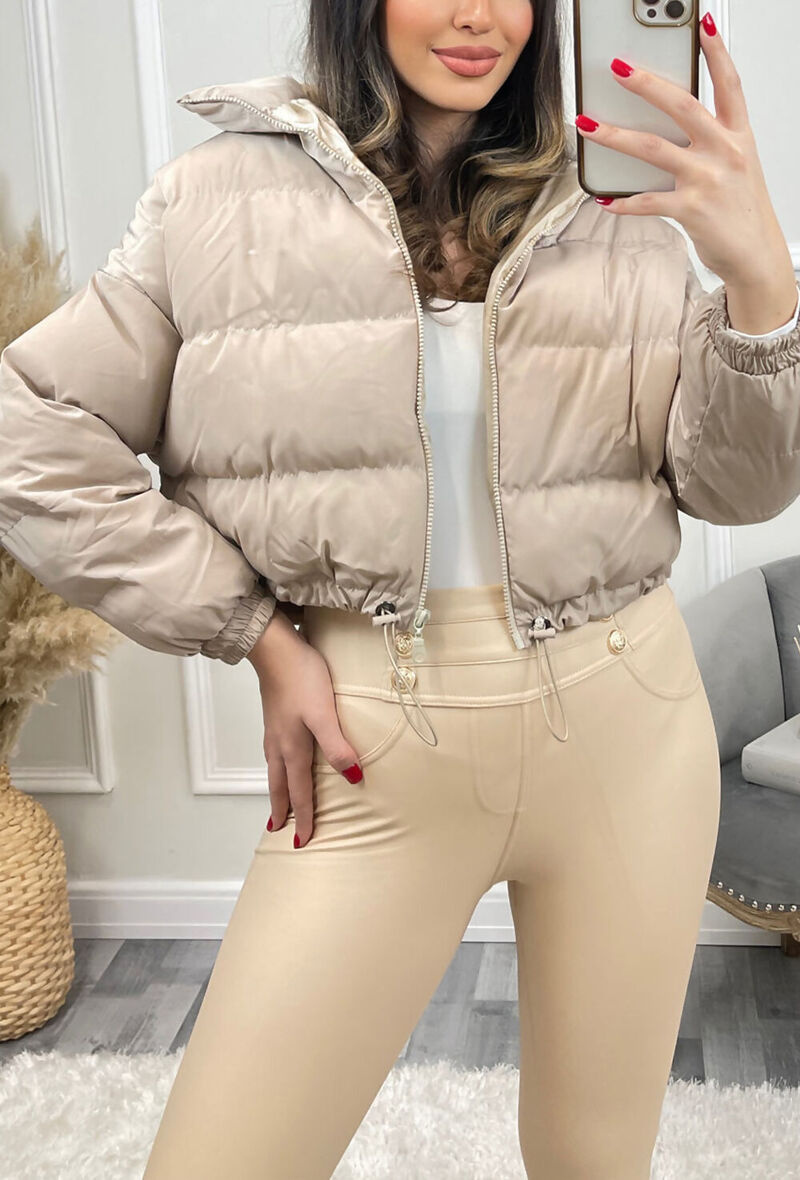 Mayorista Sumel - Mujer Esta chaqueta acolchada de manga larga tiene cuello alto. 983
