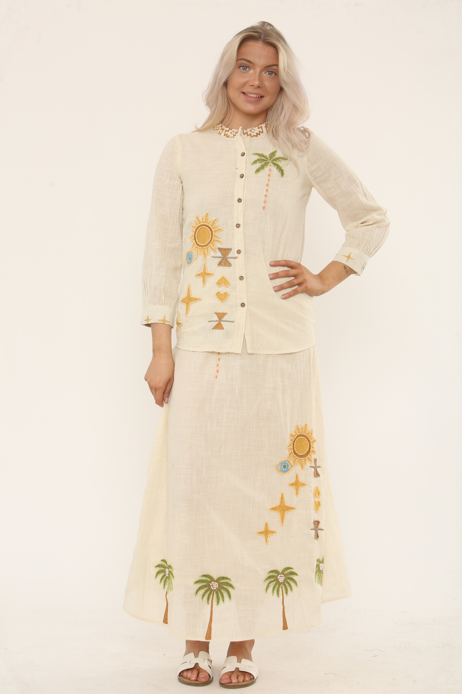 Grossiste TANISHA - Ensemble ethnique brodé soleil et palmiers – Chemise à col rond et jupe longue fluide Ref-SK-053