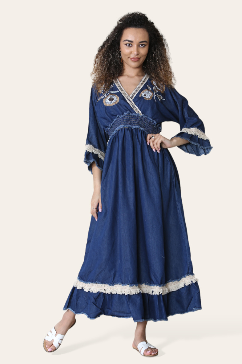 Großhändler Sumel - Schlichtes, jeansblaues Kleid mit präzise besticktem Wickelkragen, Ref. 1314