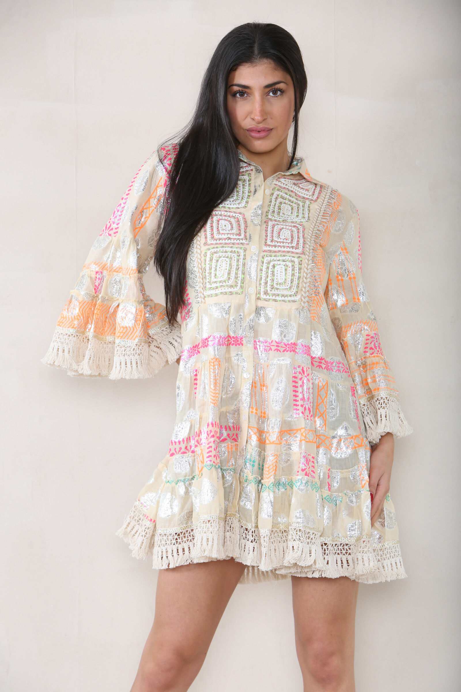 Großhändler Sumel - Kurzes Kleid, Knopfkragen, Stickerei, Silberdruck, Wirbelärmel SY-81