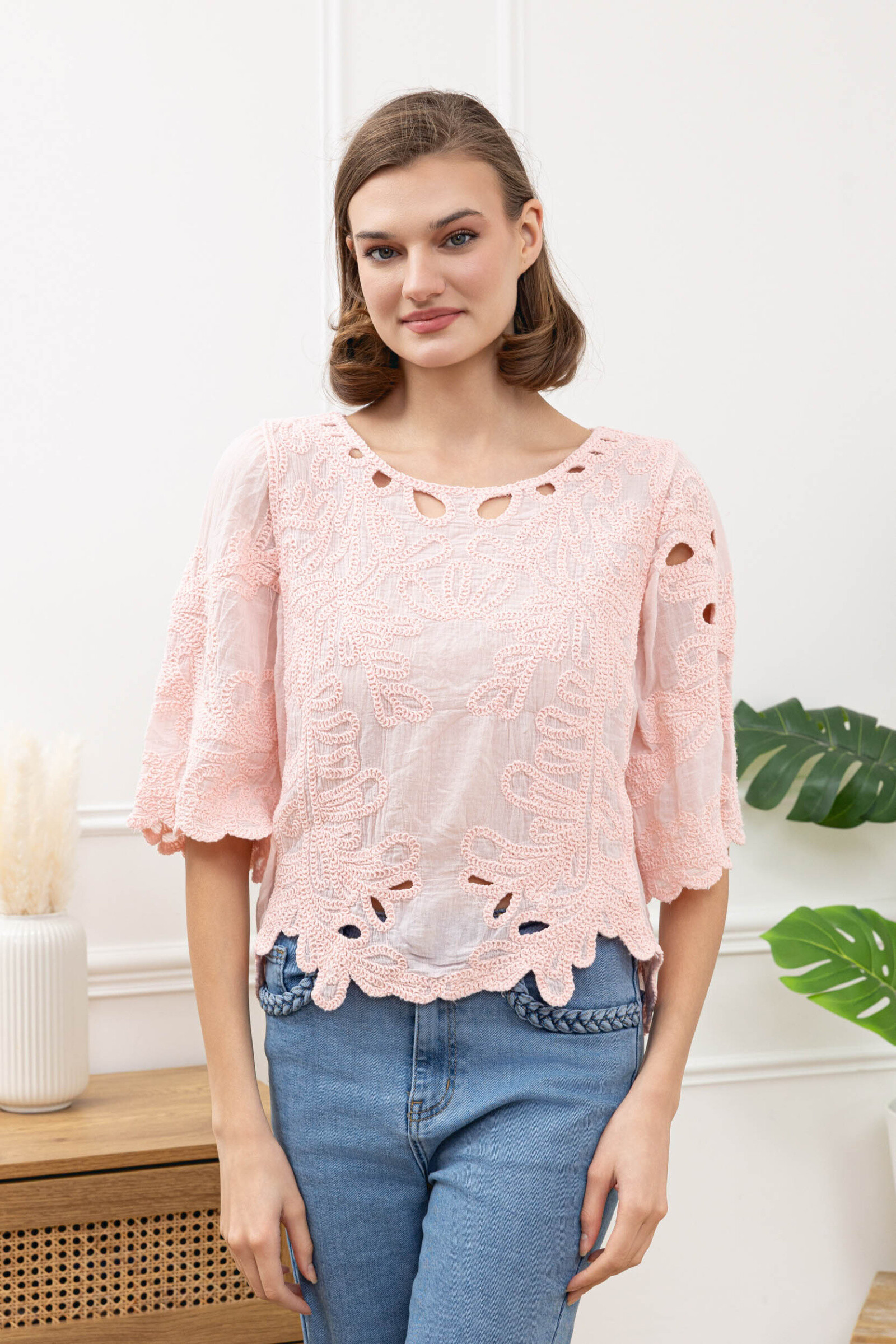 Elegant pure cotton blouse, carefully embroidered in Italy. Ideal for spring ⁄ summer, it combines comfort and style.