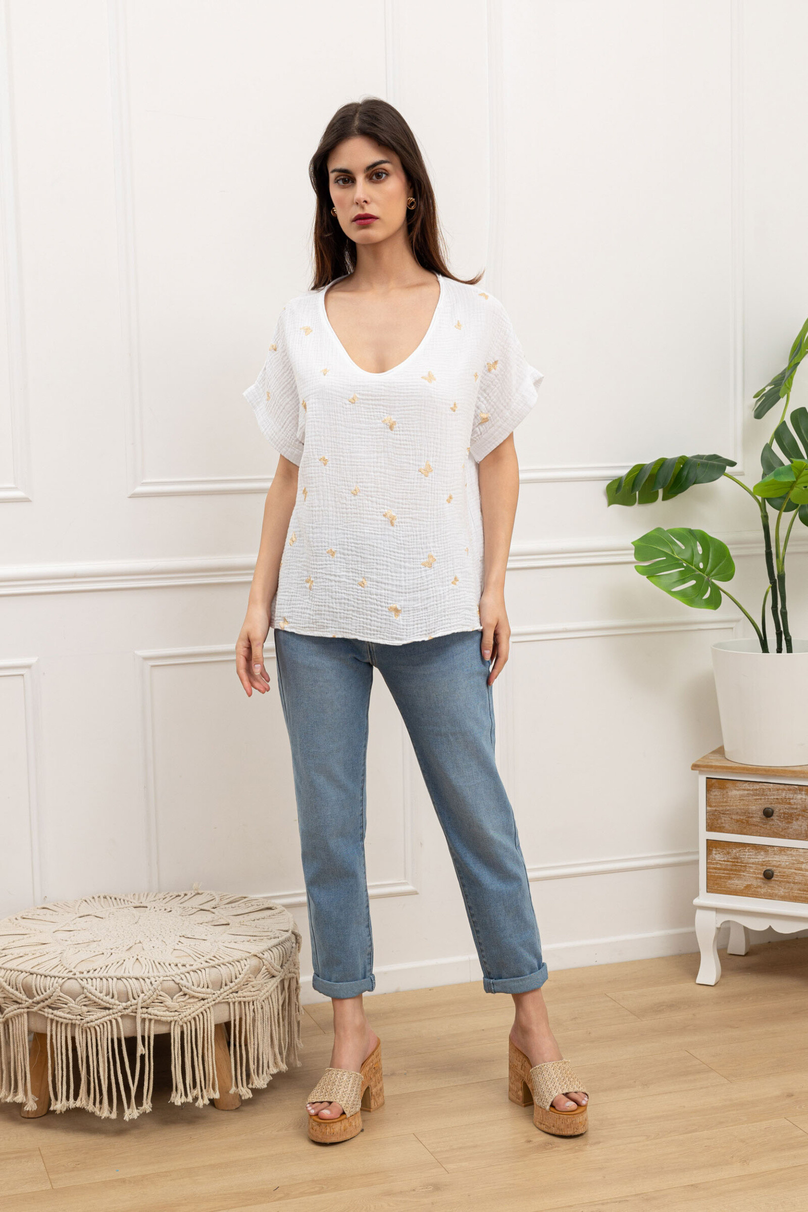 Grossiste Sun Love - Blouse avec broderie papillon en gaze de coton
