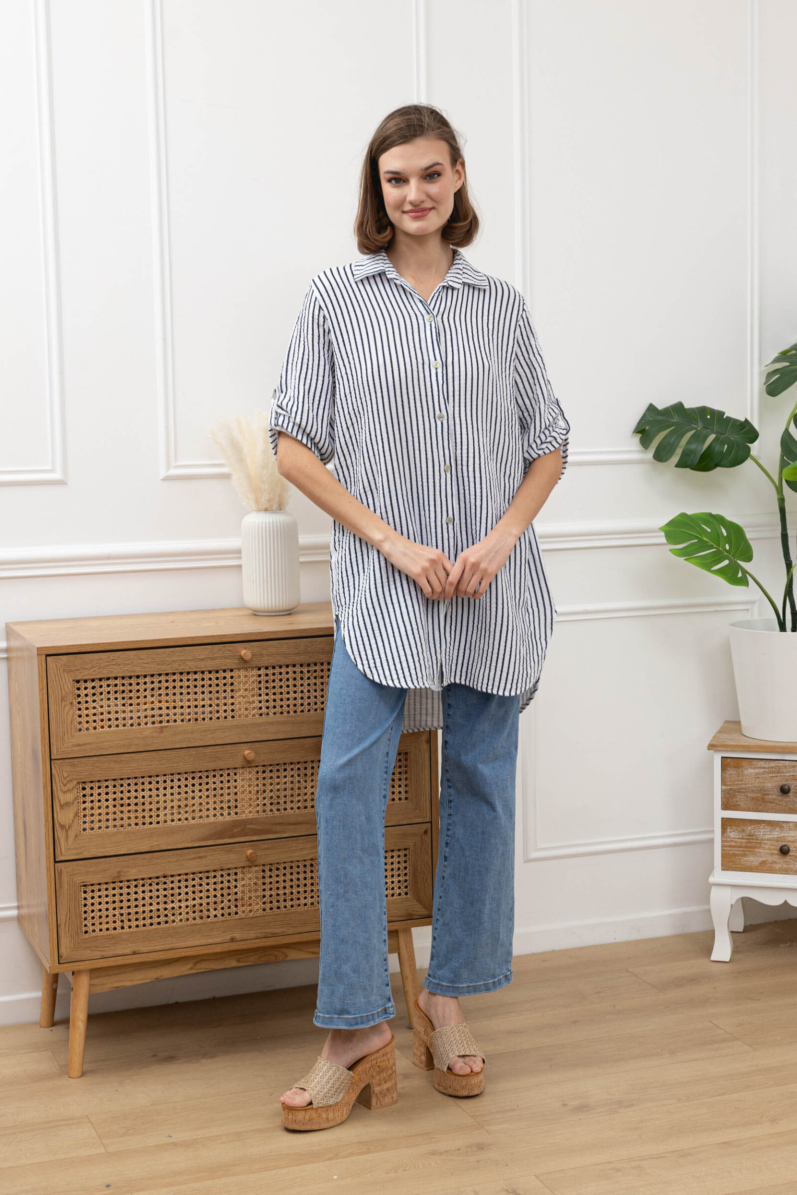 100% Italian cotton shirt, ideal for spring ⁄ summer, light and breathable with an elegant striped design. Perfect for sunny days.