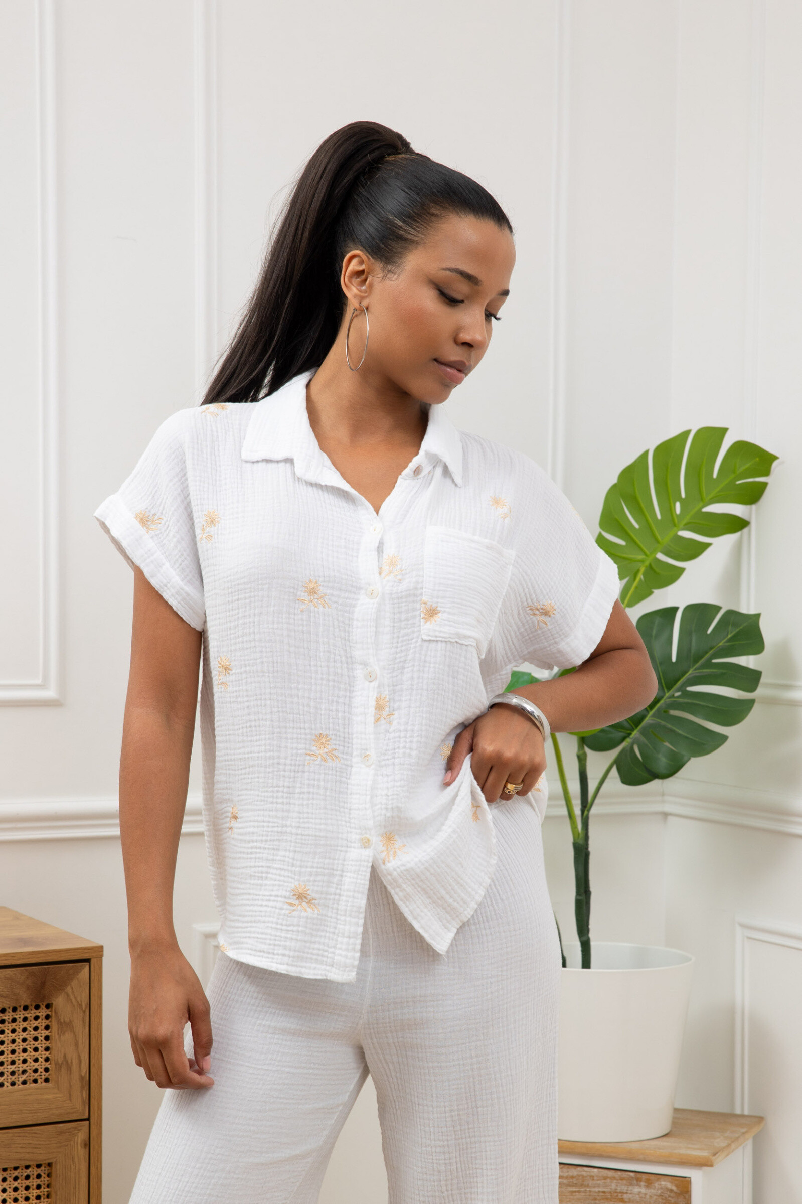 Mayorista Sun Love - Camisa bordada de flores de gasa de algodón con bolsillo