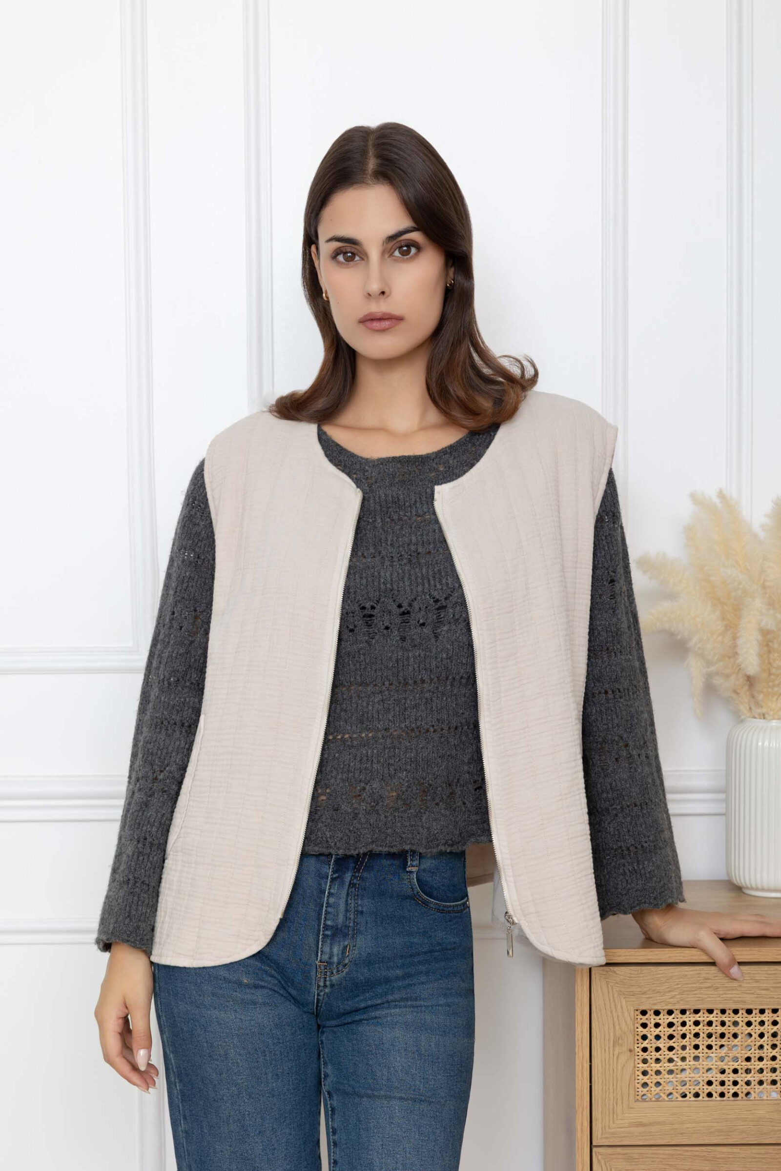 Gilet matelassé sans manches en coton pour femme, parfait pour l'automne, avec fermeture zippée et poches pratiques.