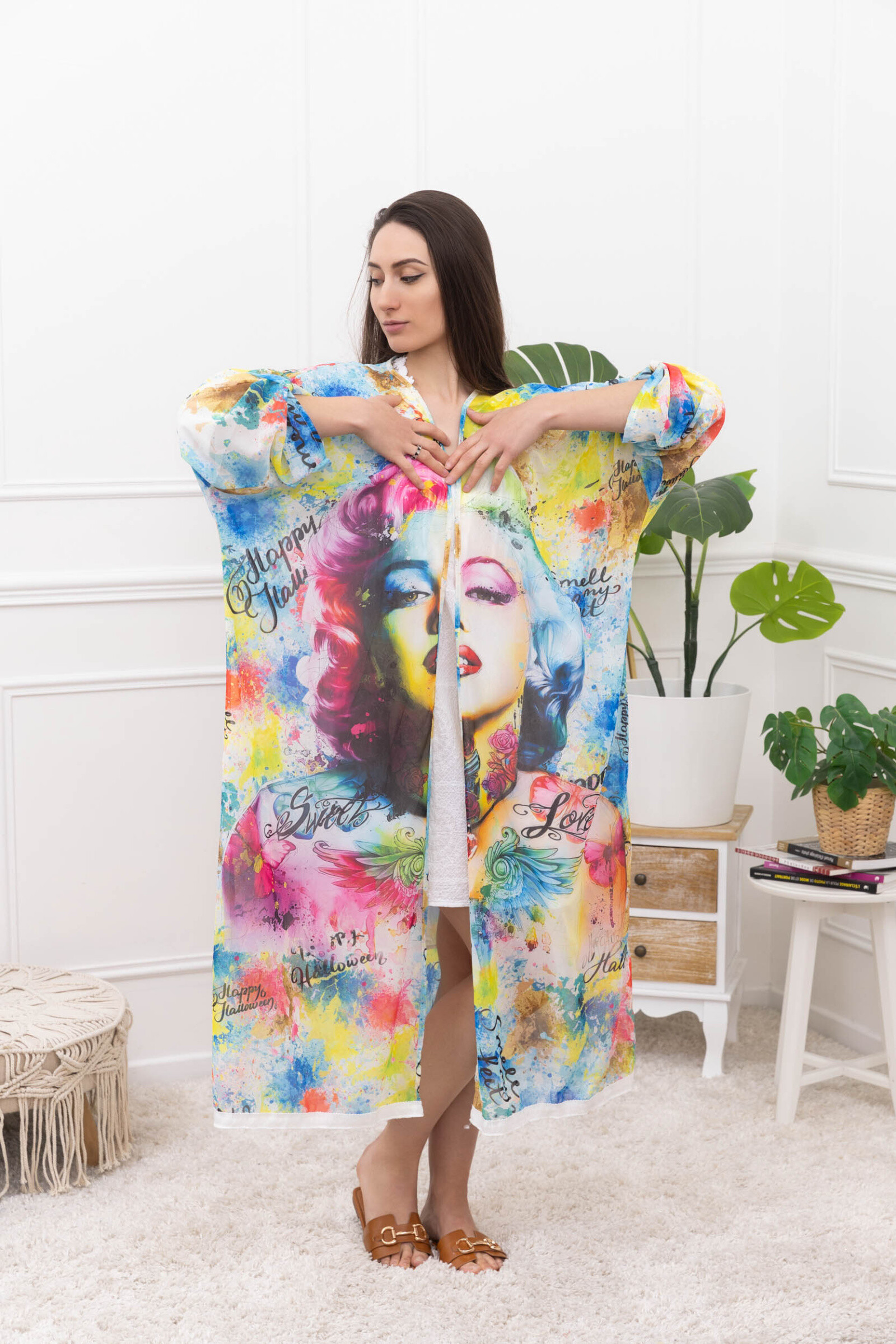 Long printed kimonos. One size ⁄ can dress in size 36 to 46
Length: 125cm