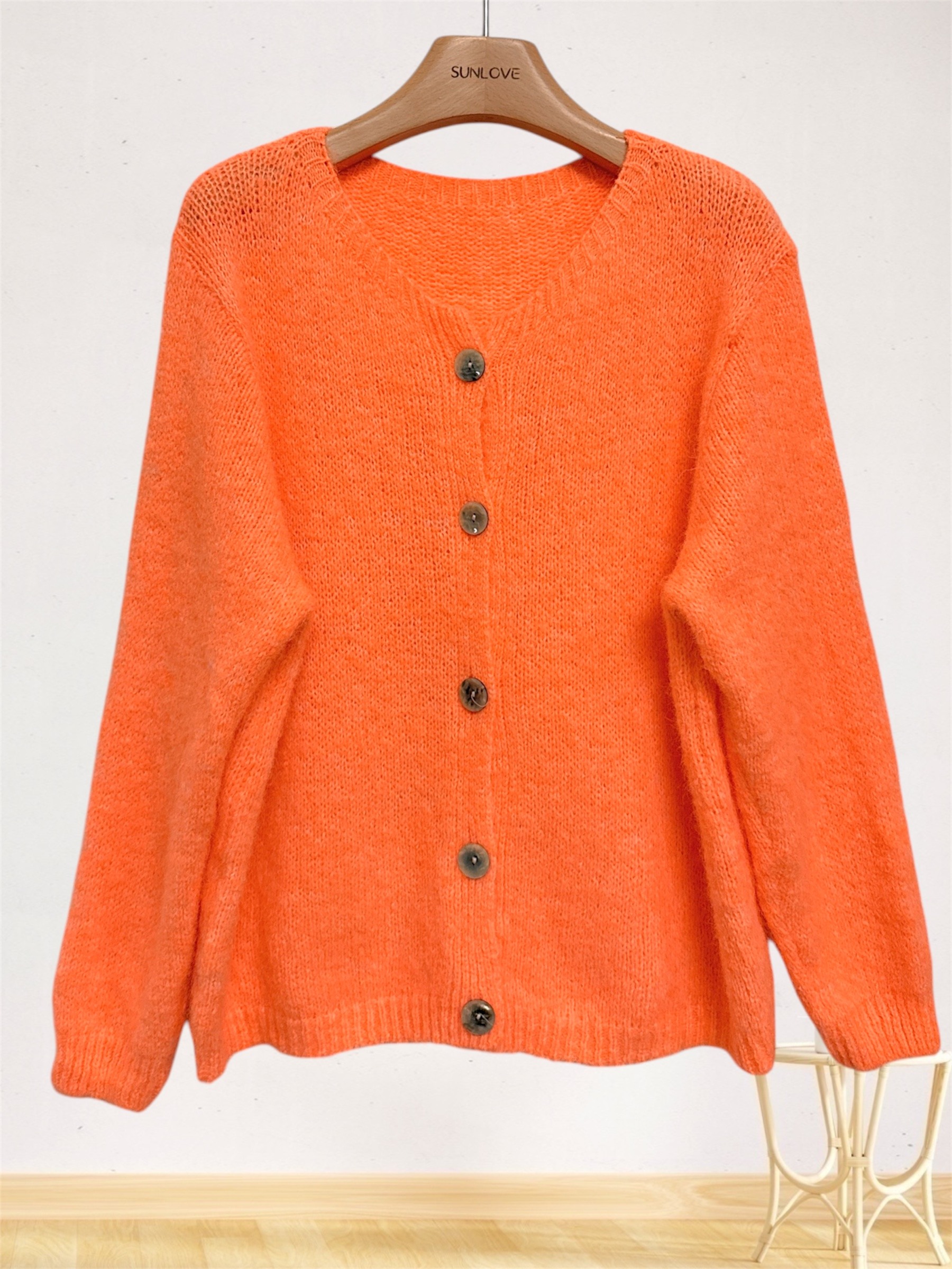 Gilet boutonné à col rond, parfait pour l'automne, composé de laine et alpaga, doux et durable. Idéal pour rester au chaud avec élégance.