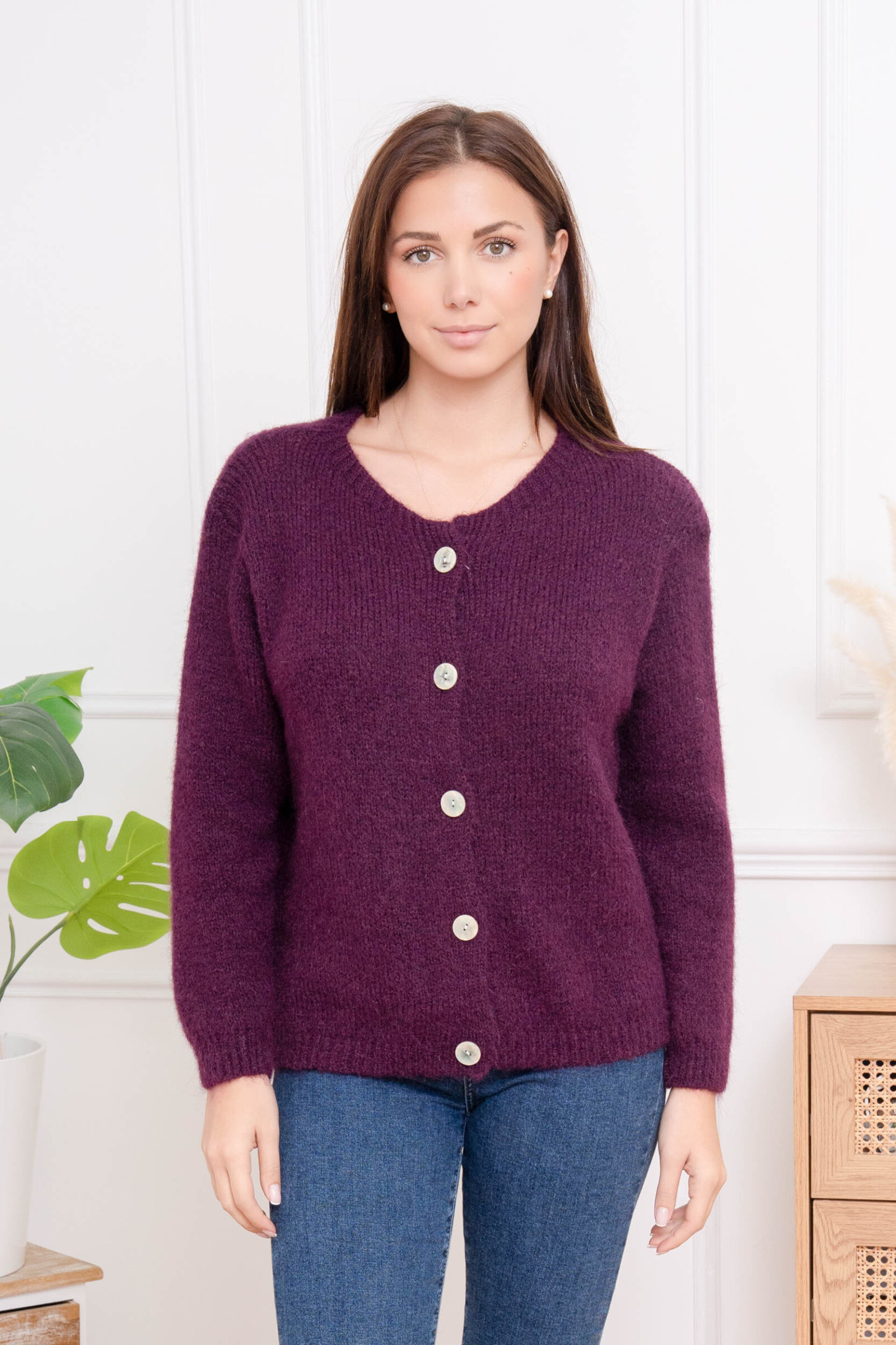 Gilet boutonné à col rond, parfait pour l'automne, composé de laine et alpaga, doux et durable. Idéal pour rester au chaud avec élégance.