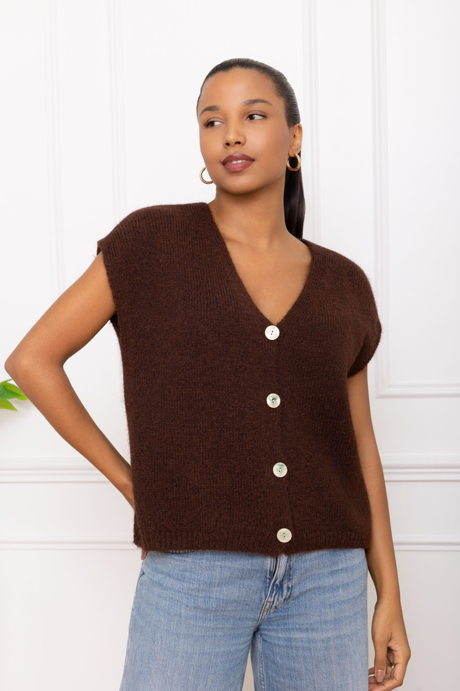 Gilet doux sans manches en laine et alpaga, boutonné, col V, idéal pour l'automne. Fabriqué en Italie, collection Automne/Hiver 2025/2026.