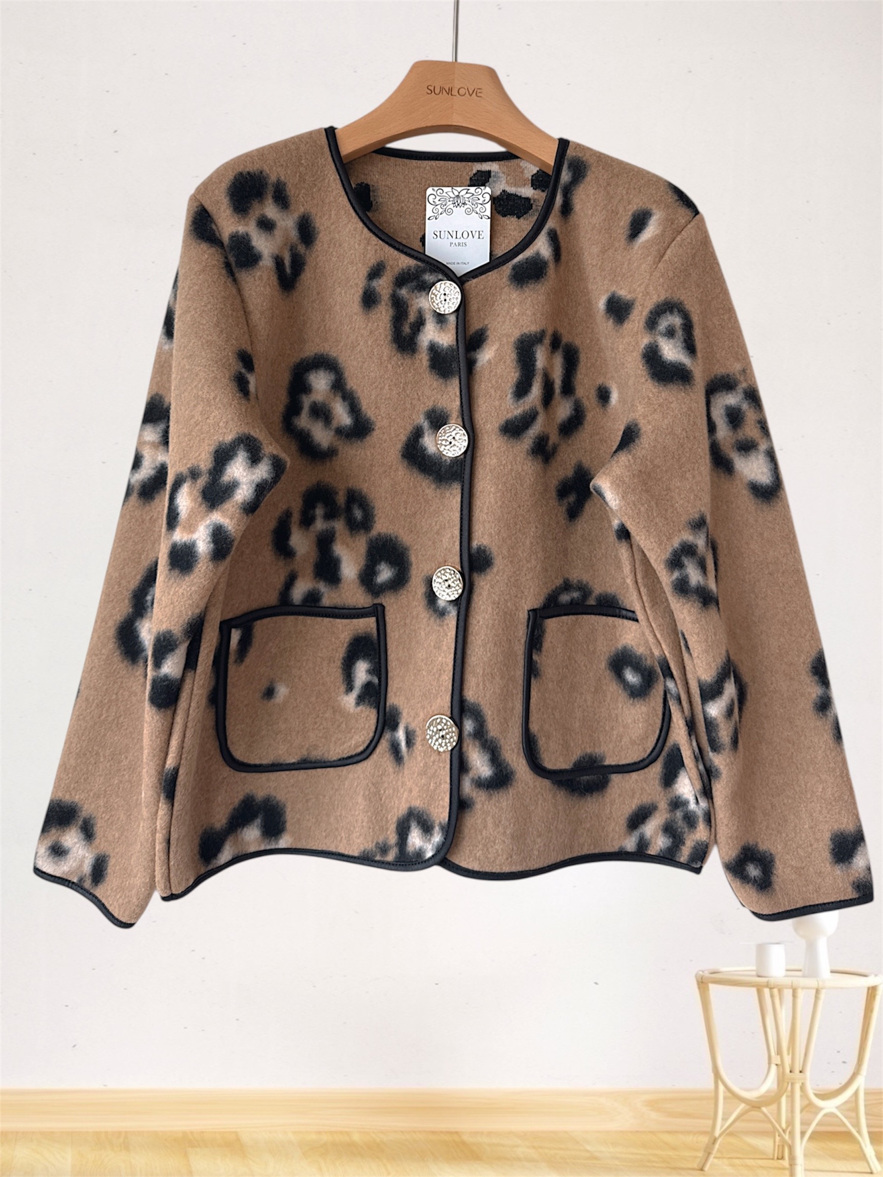 Gilet boutonné léopard avec poches, 95% polyester, 5% élasthanne, idéal pour l'automne 2025.