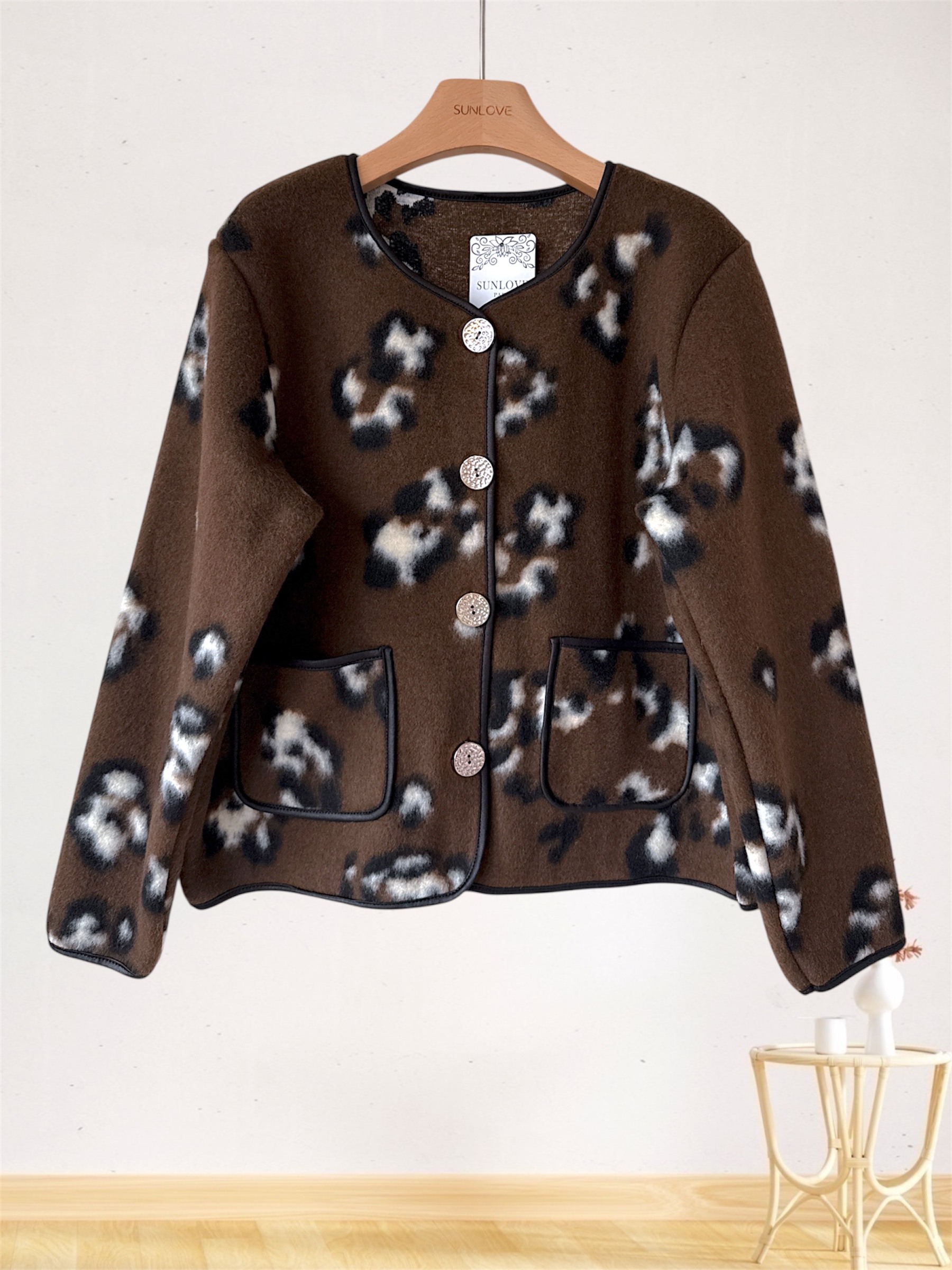 Elegant leopard buttoned cardigan, 95% polyester, 5% elastane, perfect for fall/winter, with handy pockets.
