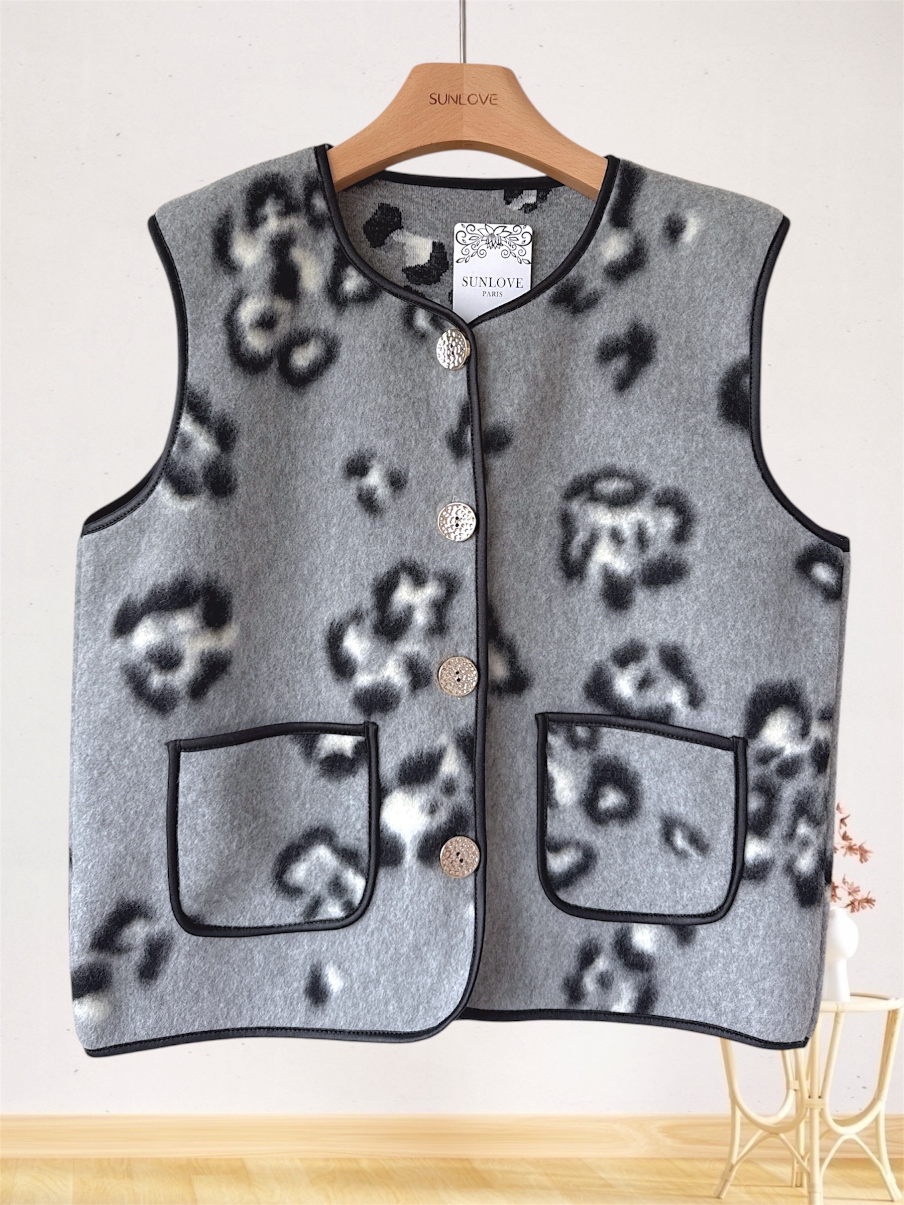 Gilet épais boutonné sans manches léopard, 95% polyester, 5% élasthanne, idéal pour automne/hiver, parfait pour ajouter une touche audacieuse, poches pratiques.