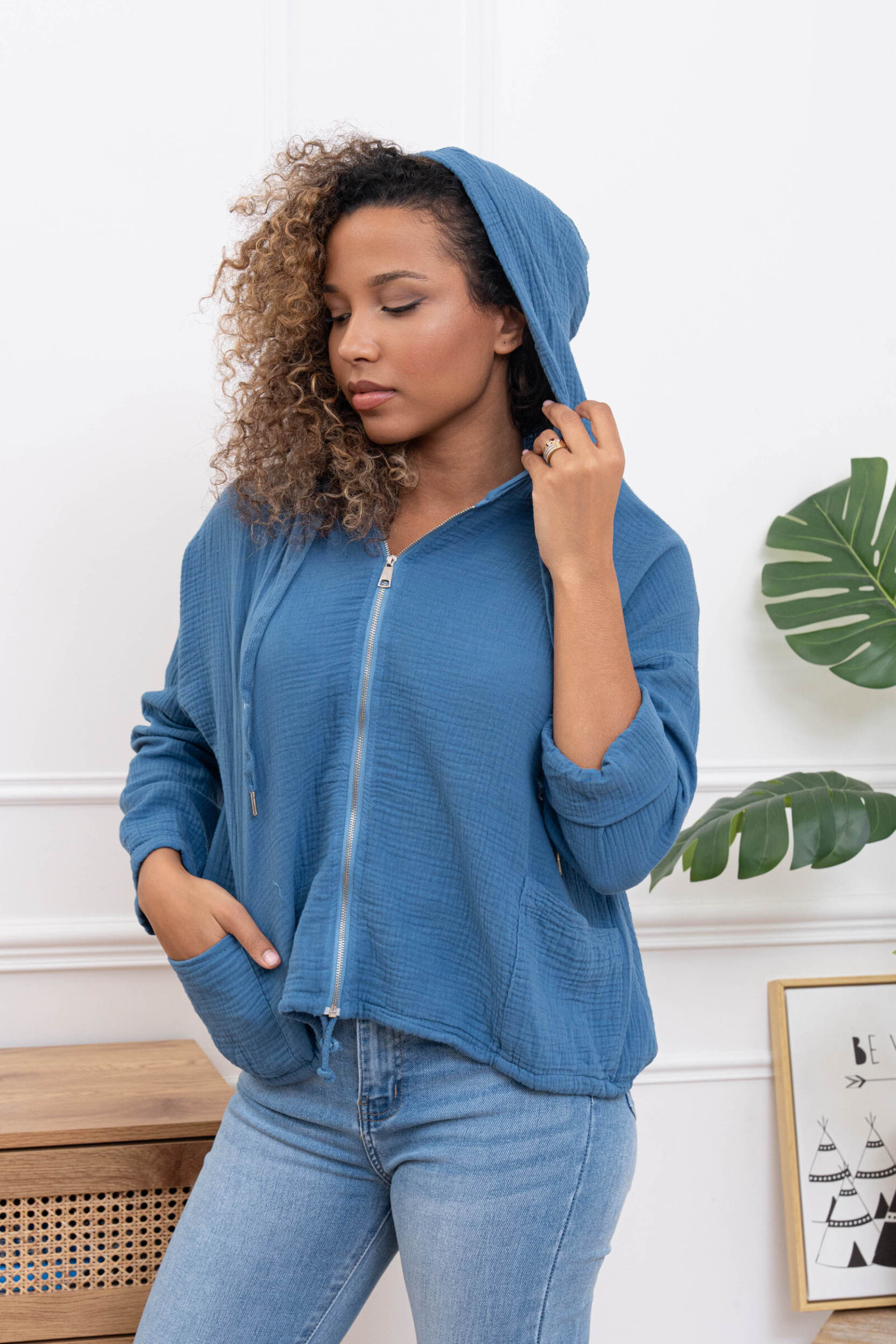 Grossista Sun Love - Gilet leggero con cappuccio e tasche in garza di cotone