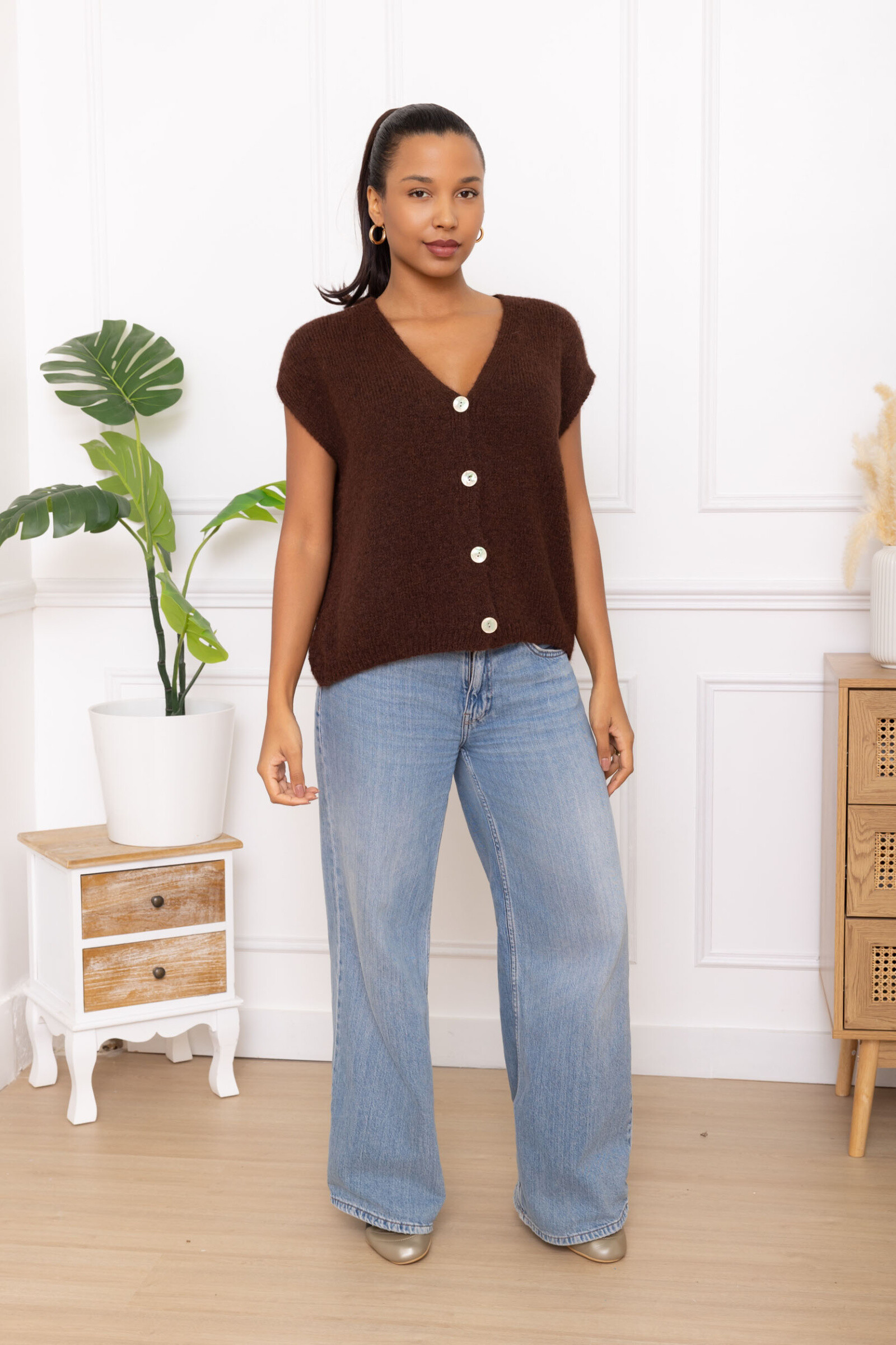 Gilet doux sans manches en laine et alpaga, idéal pour le printemps. Confort et style avec col V, parfait pour les soirées fraîches.