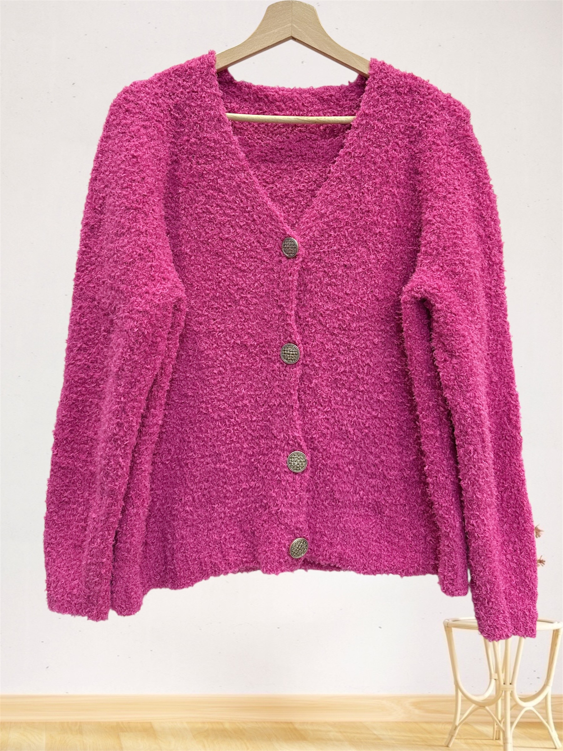 Gilet Teddy en V, mohair, acrylique et nylon, idéal pour l'automne, fabriqué en Italie. Confort et style saisonnier réunis.