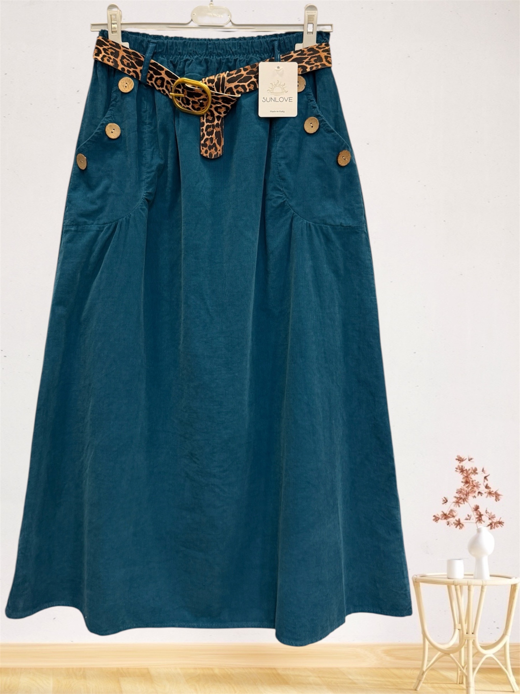 Grossiste Sun Love - Jupe à ceinture avec poches boutonnées en velours