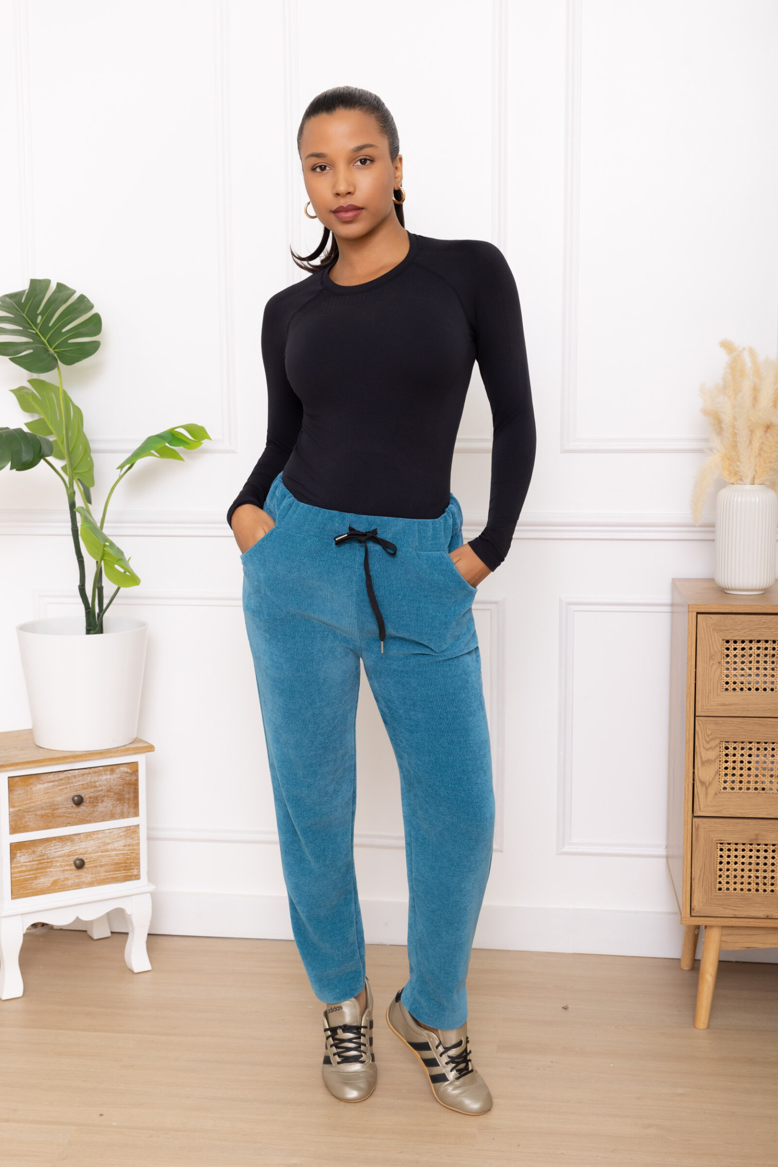 Soft velvet trousers, 95% polyester, 5% elastane, perfect for spring. Ideal for an elegant and comfortable look.
