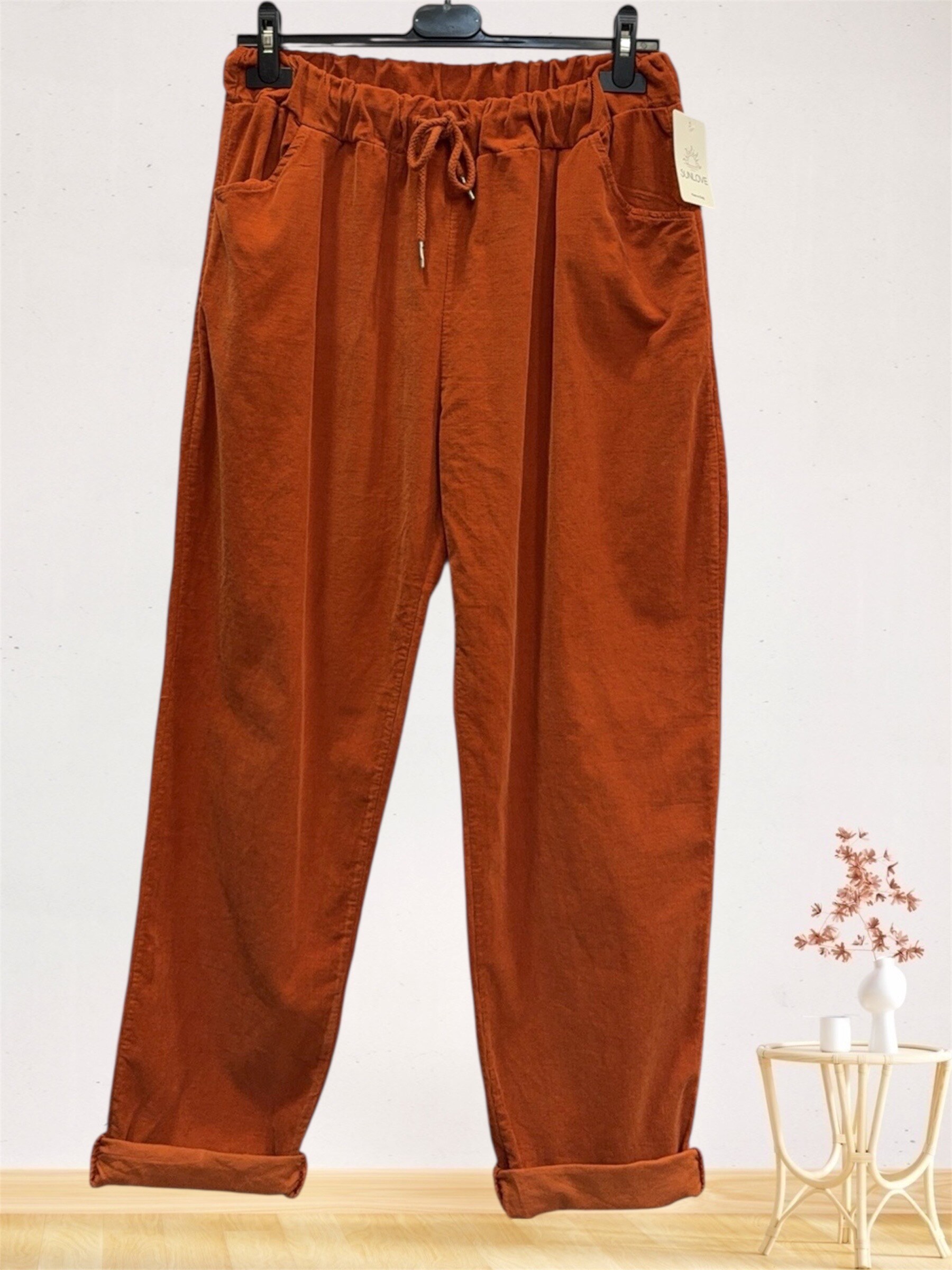 Pantalon en coton velours, idéal pour l'automne. Fabriqué en Italie, parfait pour une allure élégante. Collection Femme Automne/Hiver.