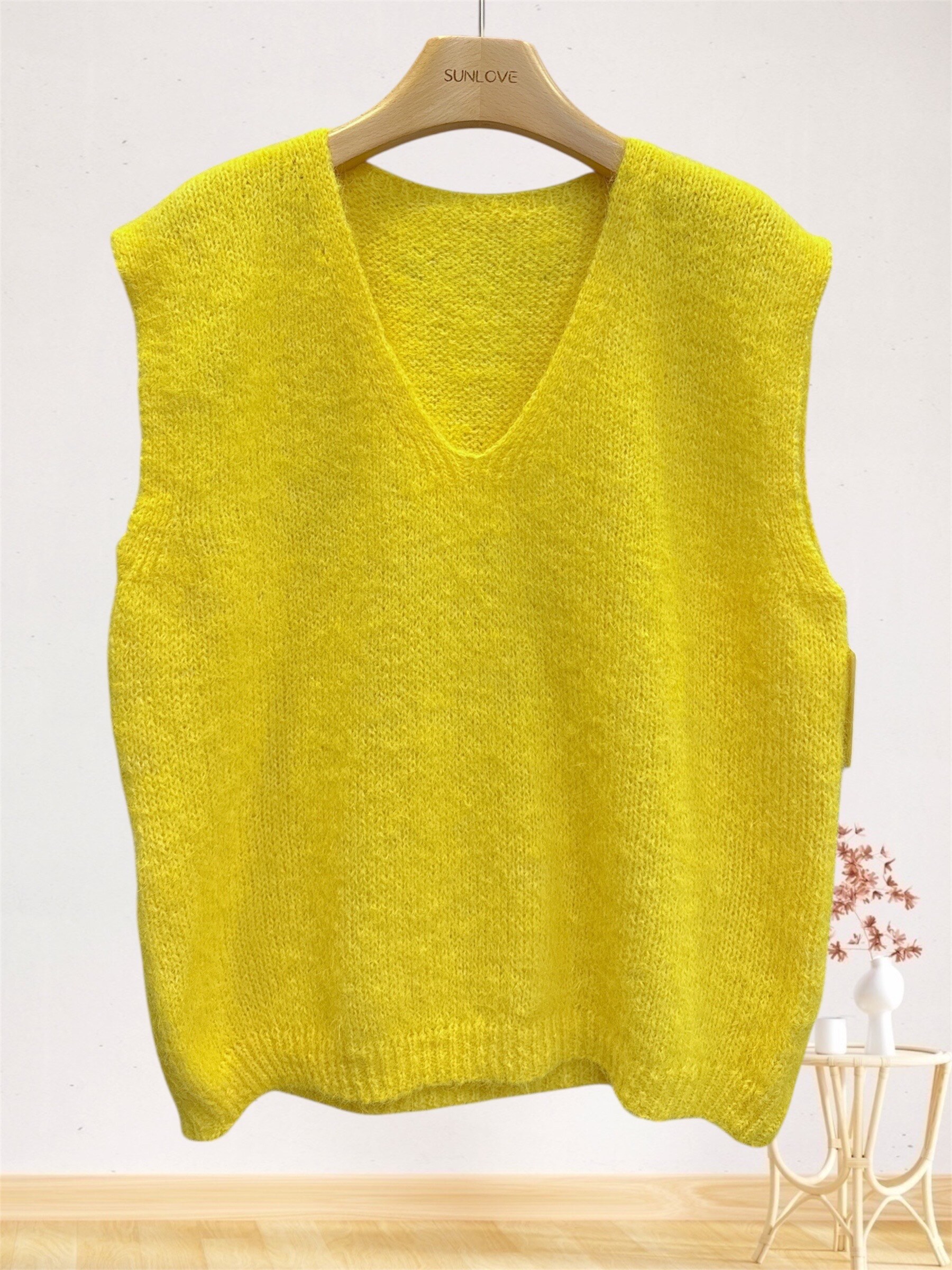 Italian sleeveless sweater, blend of wool and alpaca, perfect for spring. Comfort and elegance for women, Summer 2026 collection.