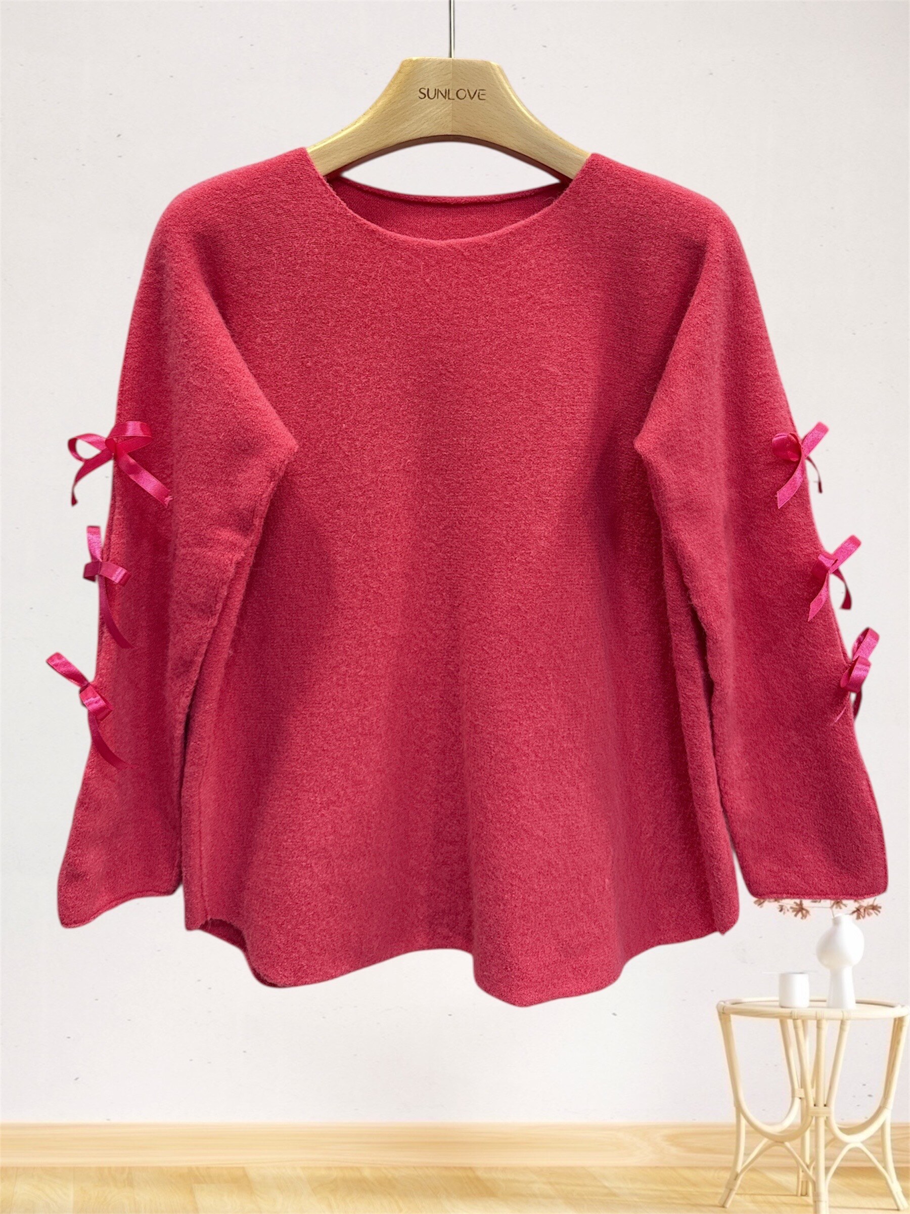 Elegant wool and alpaca sweater, perfect for spring. Made in Italy, bare sleeves with a delicate bow.