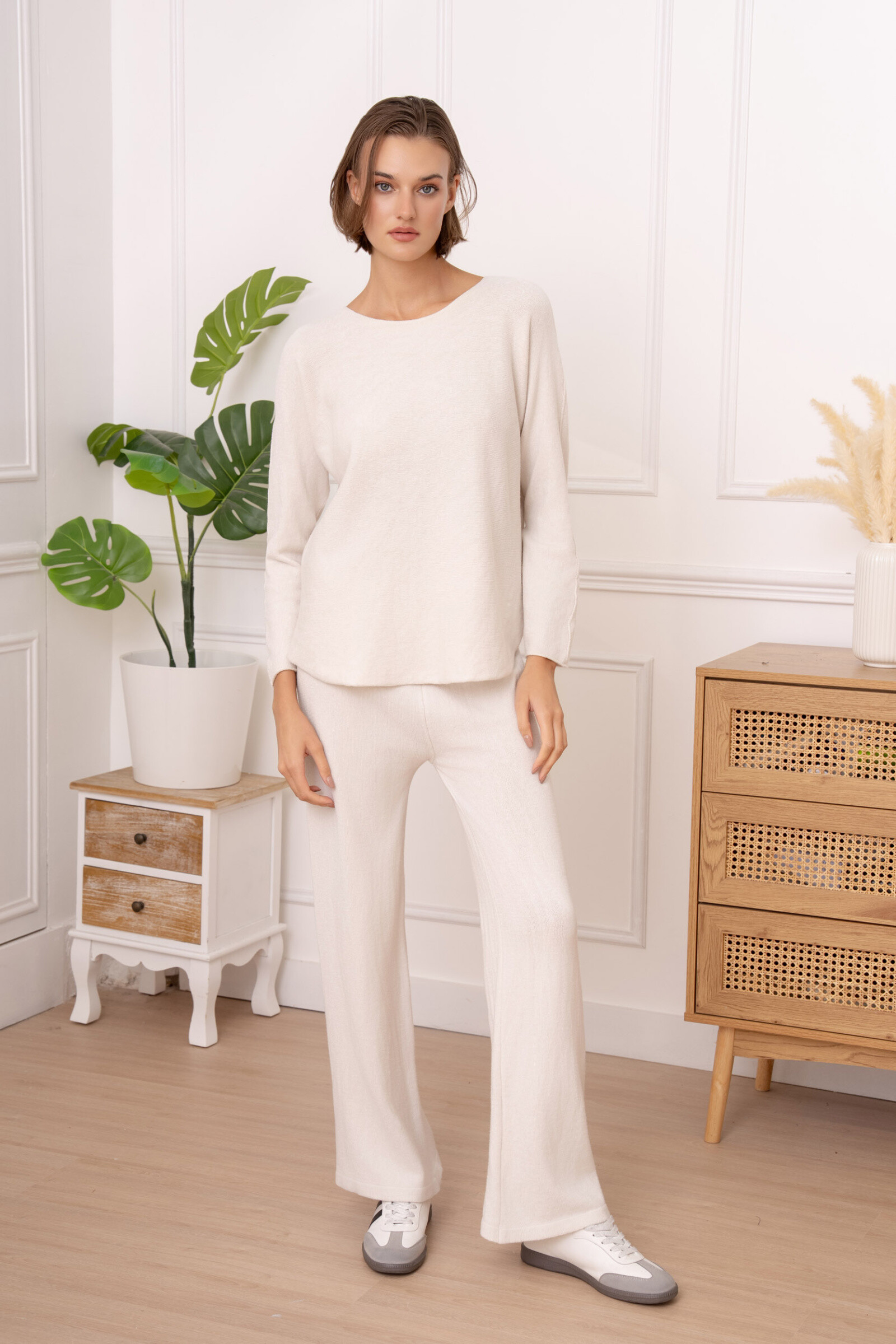 Women's thick, soft crew neck sweater, perfect for winter, made of viscose, PBT, and nylon, ideal for keeping warm.