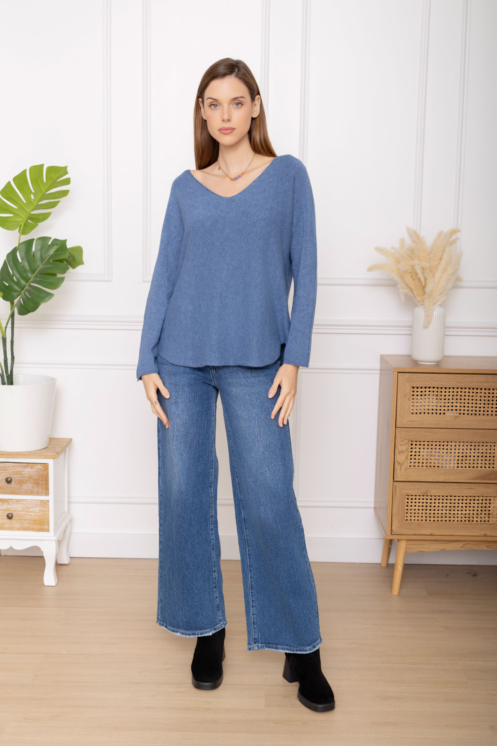 Soft Thick Sweater in Viscose, PBT, and Nylon, perfect for winter, elegant V-neck, ideal for women, Fall/Winter collection.